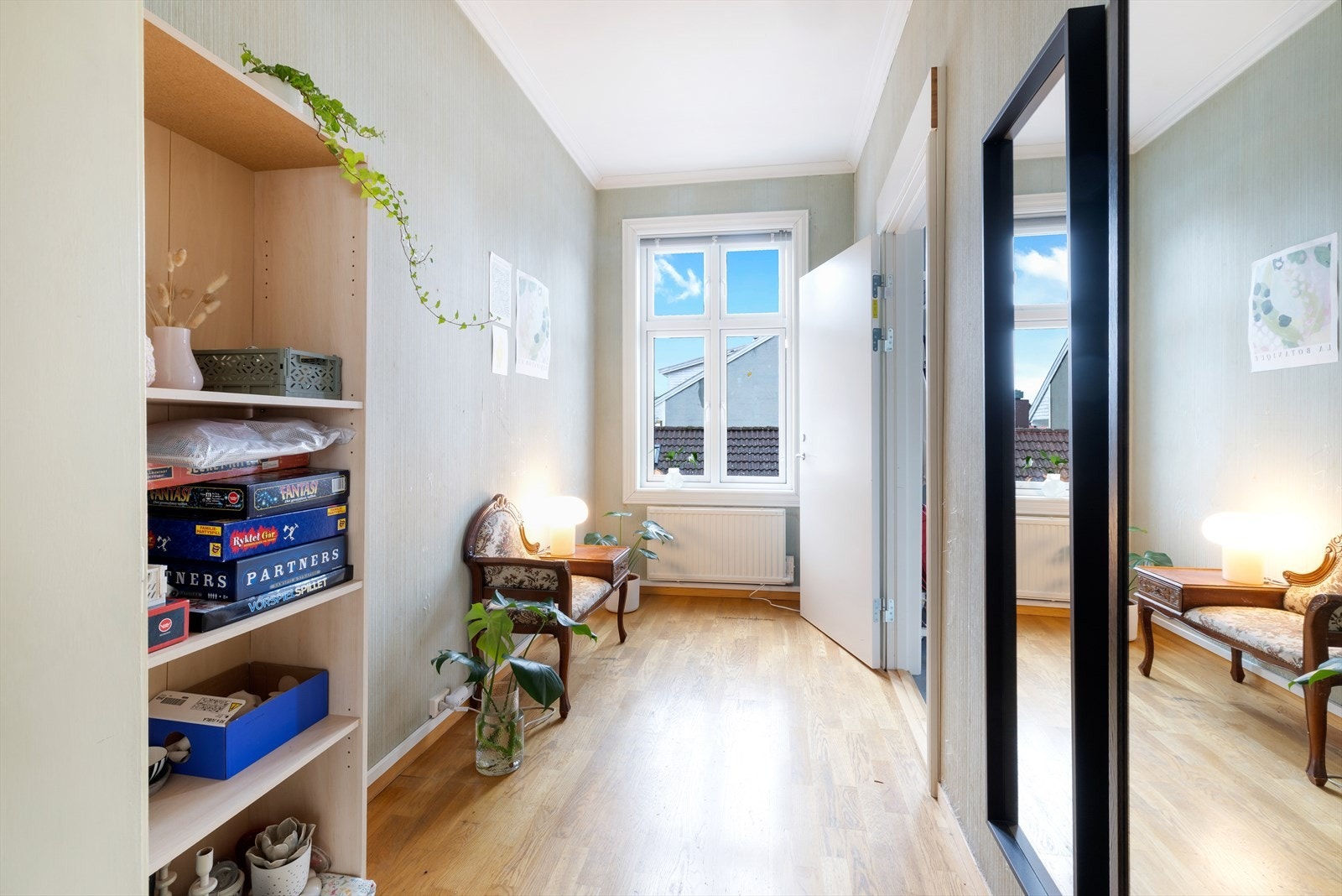 Inn i leilighet med fin mellomgang til lagring Galleribilde