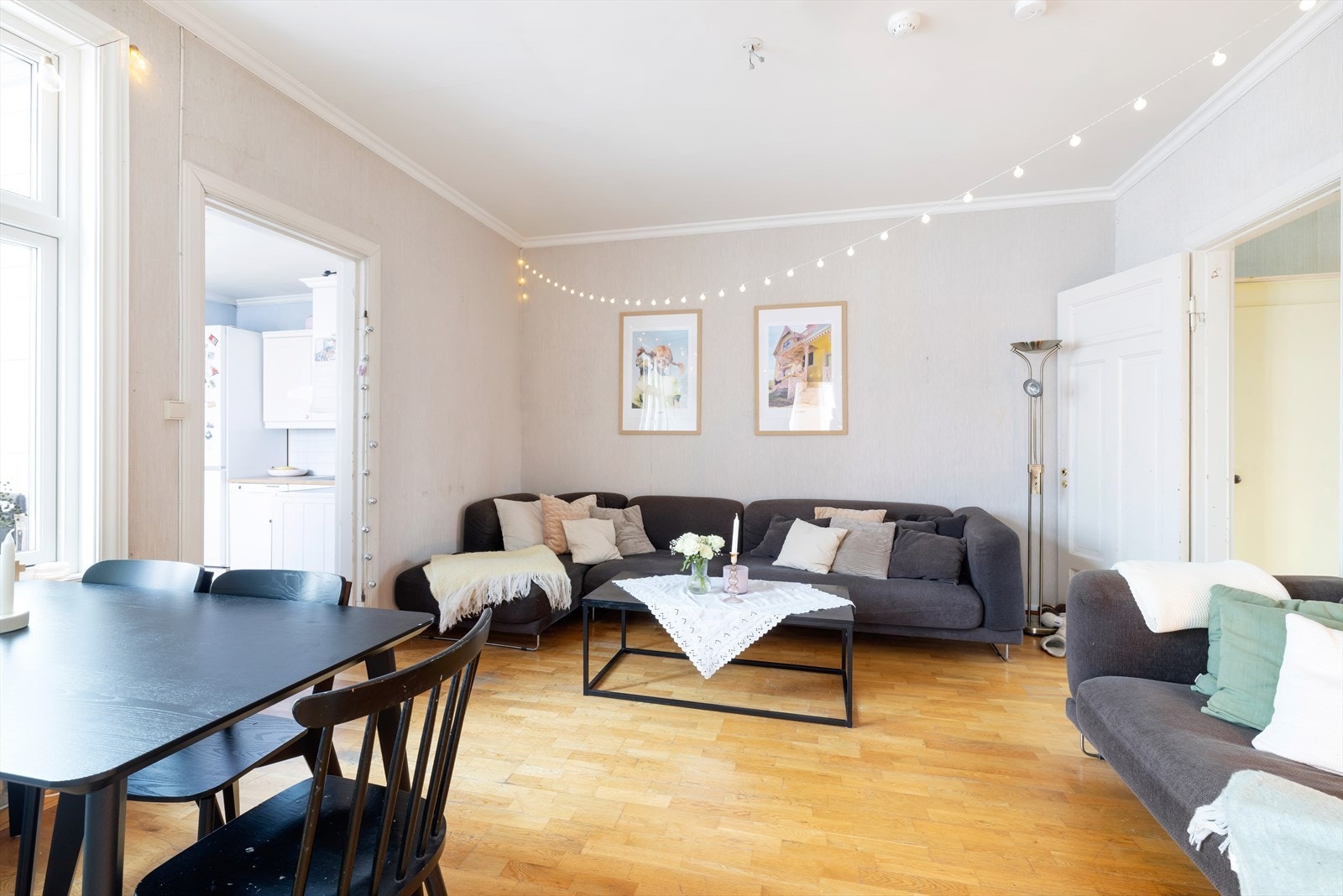 Stue med kjøkken nærmest Galleribilde