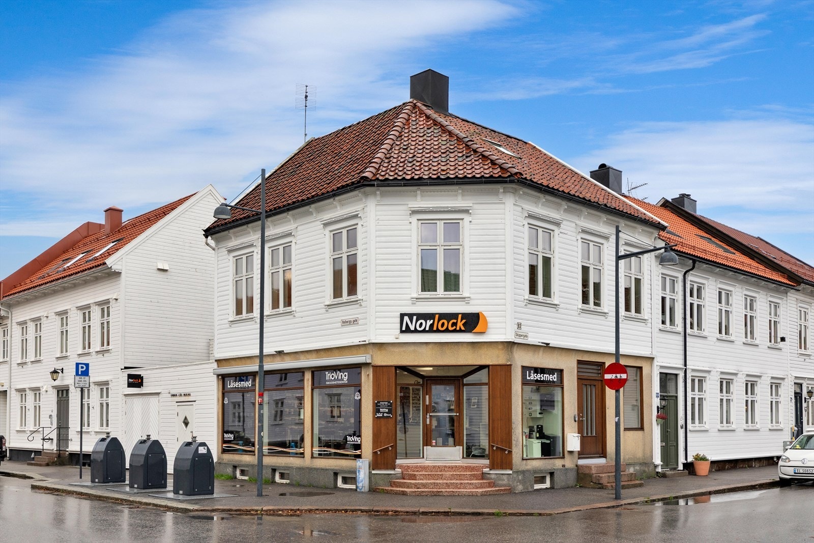 Bygget er regulert for næringseiendom i 1 etasje og kjeller , bolig i 2 og 3 etasje Galleribilde