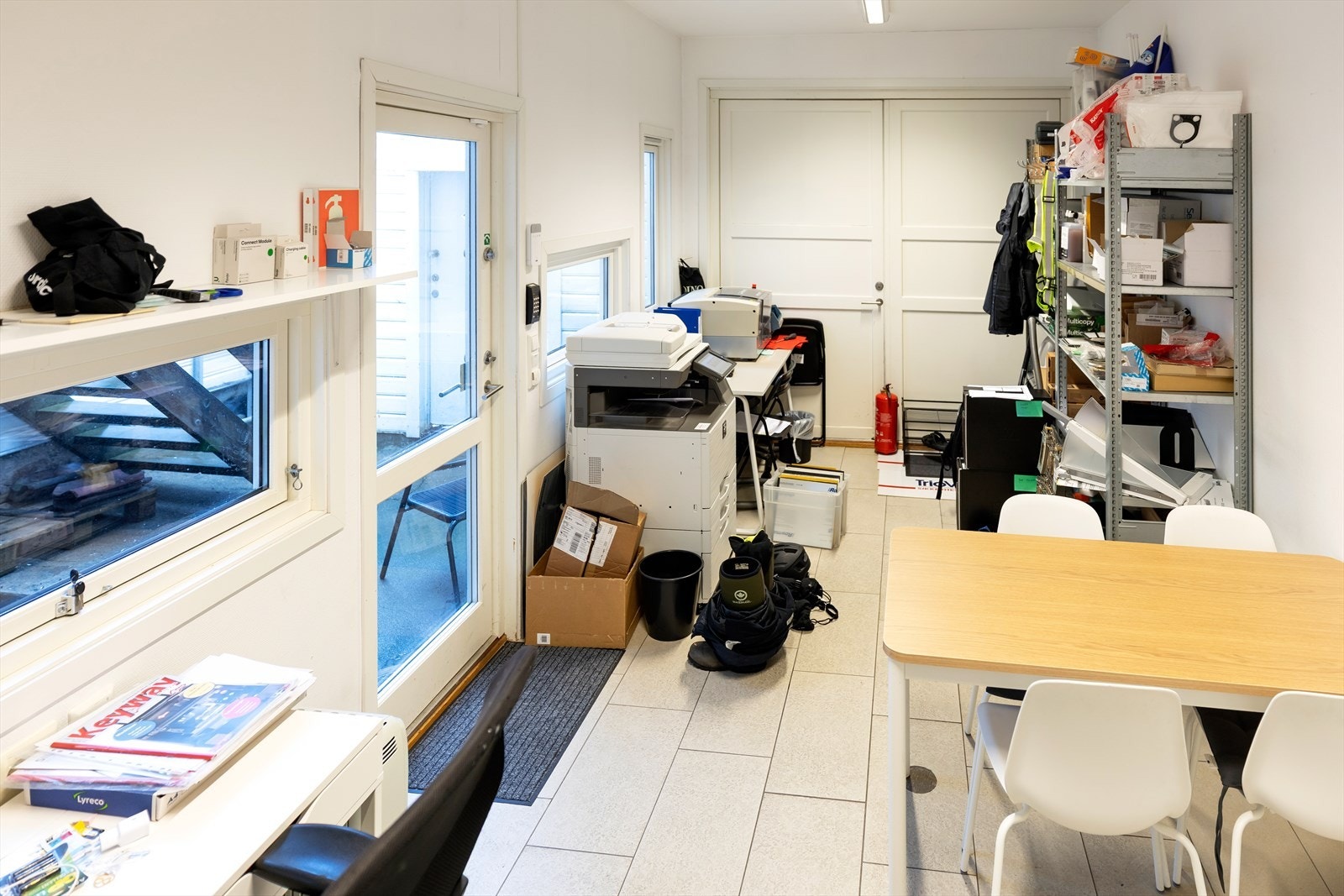 fra pauserom kontor i butikken, utgang til portrom Galleribilde