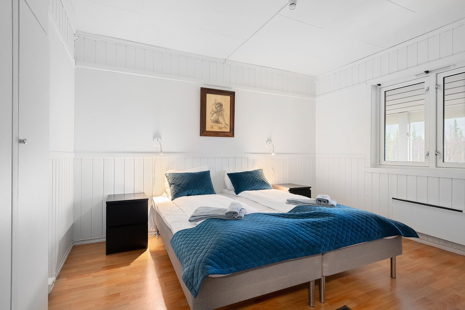 Soverommene er lyse og romslige med mye naturlig lys inn fra store vindusflater Galleribilde