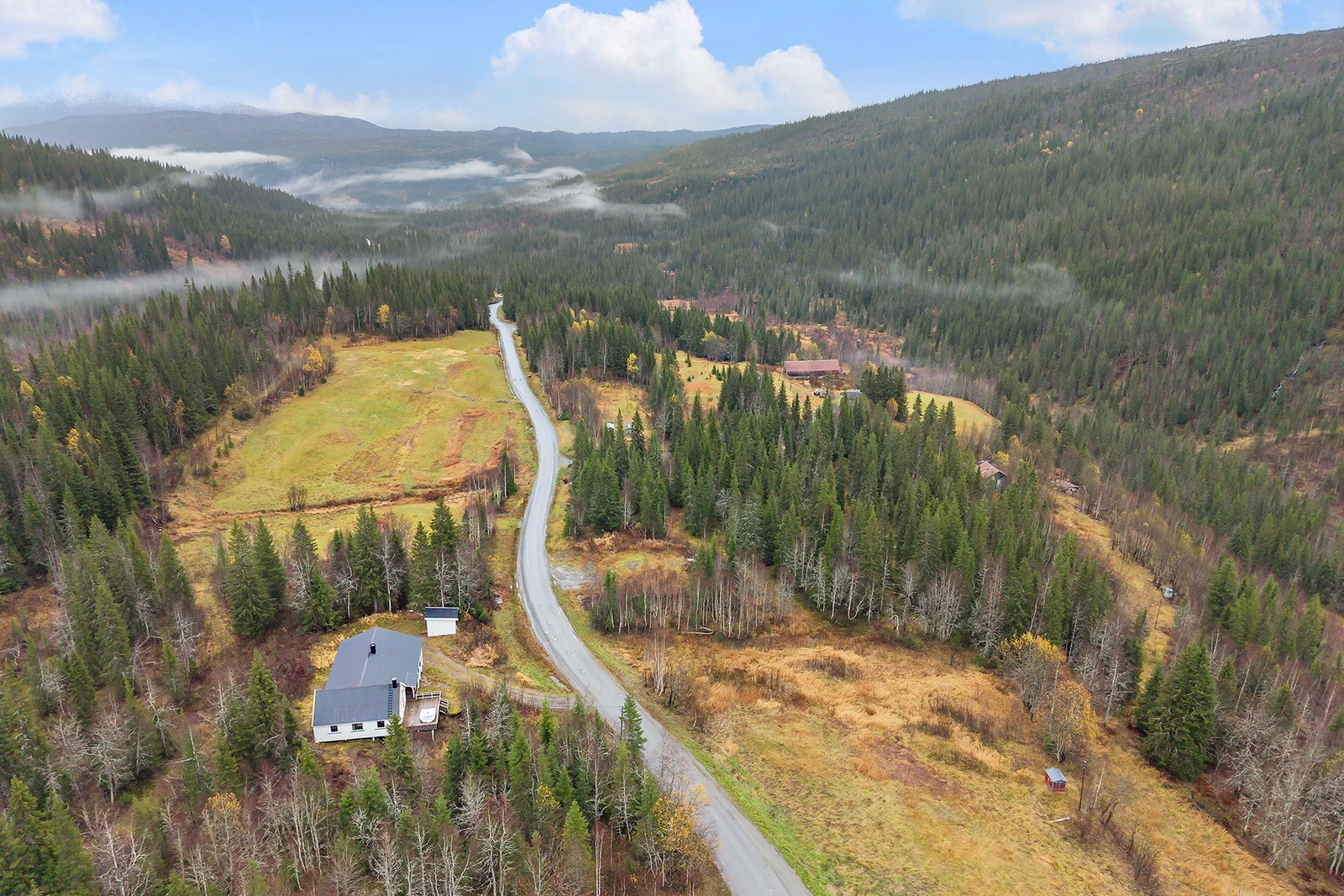 Uteområdet byr på ekte naturopplevelser, omgitt av skog, stillhet og åpne landskap Galleribilde