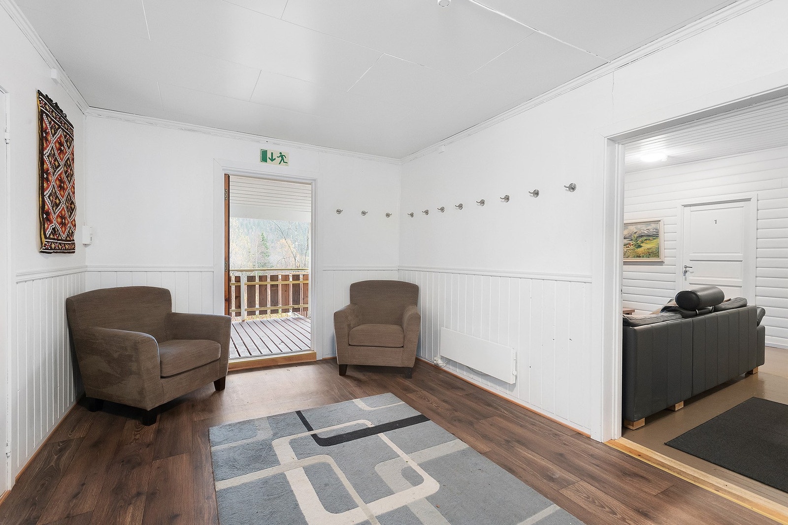 Lys og innbydende entré hvor du har god plass for oppheng av yttertøyet Galleribilde