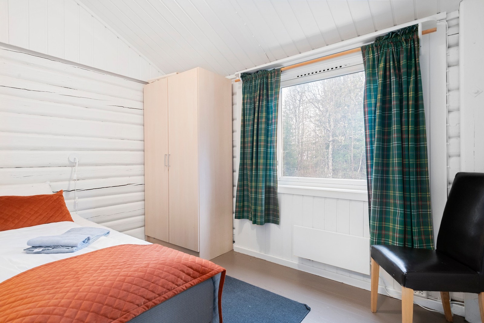 God plass til seng og garderobeløsning Galleribilde