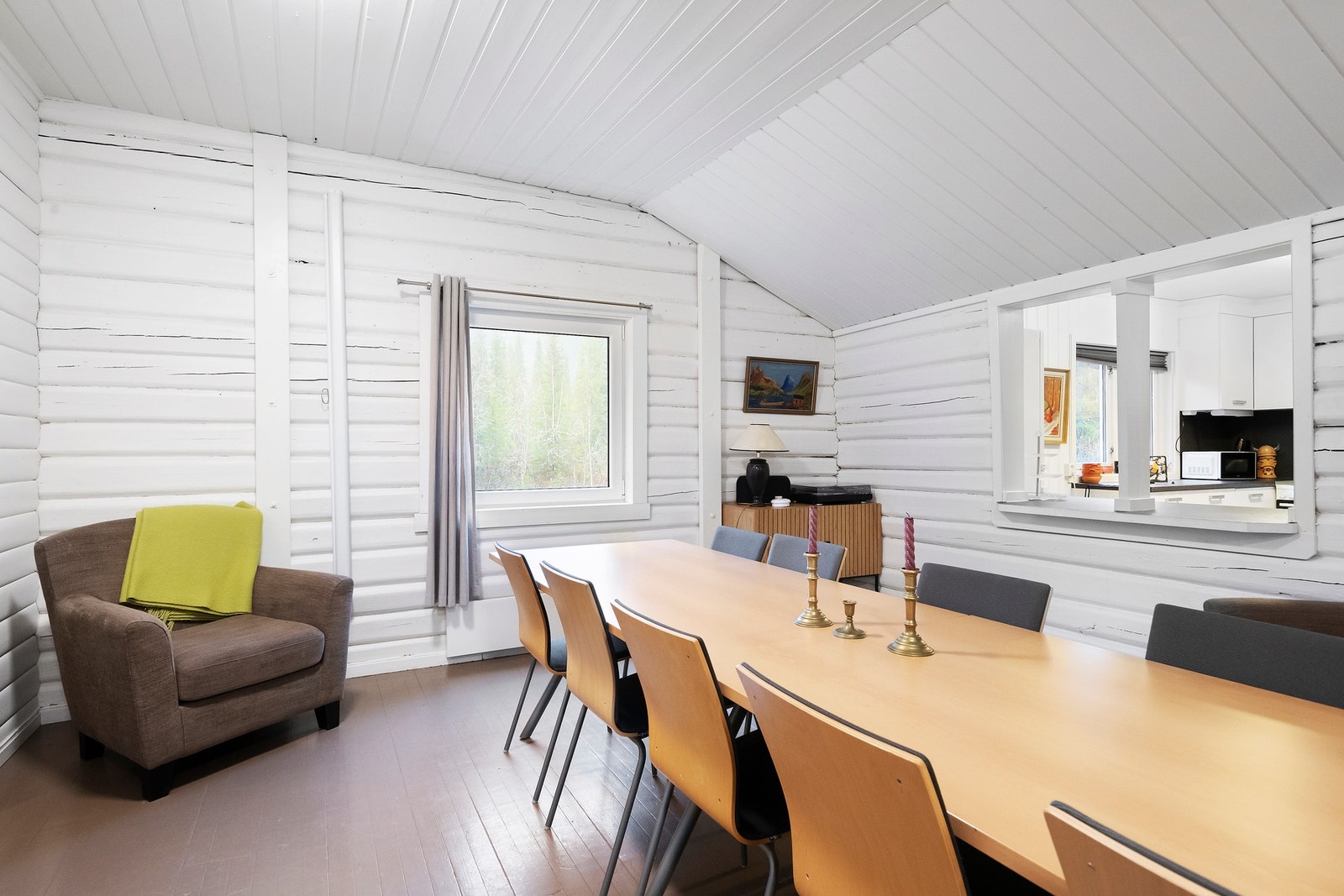 Stuen byr på varme, romfølelse og naturlig lys gjennom store vindusflater Galleribilde