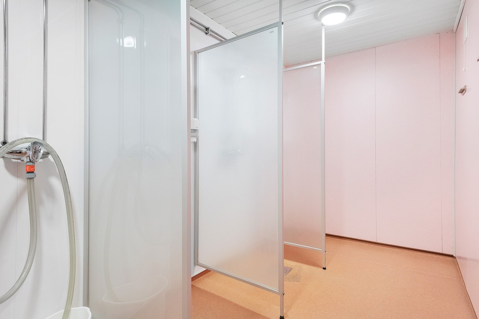 Dusjrom med flere dusjer, en ypperlig mulighet når man er mange på tur sammen Galleribilde