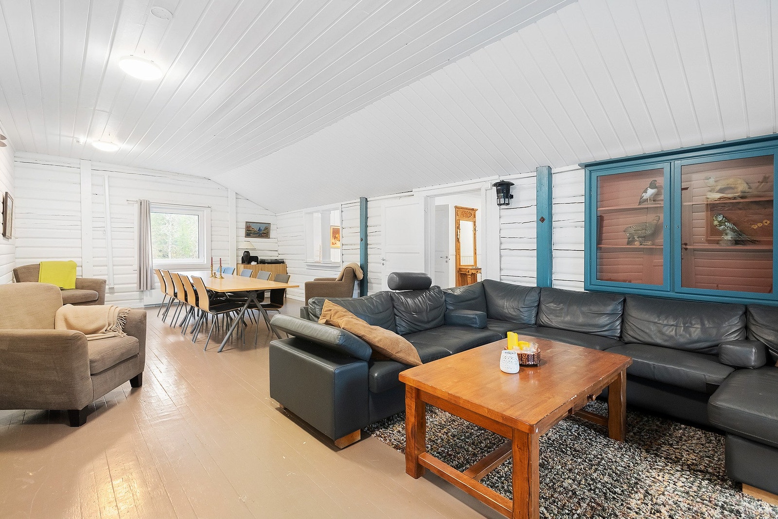 Stuen er av god størrelse med rikelig av plass til å samle mange Galleribilde