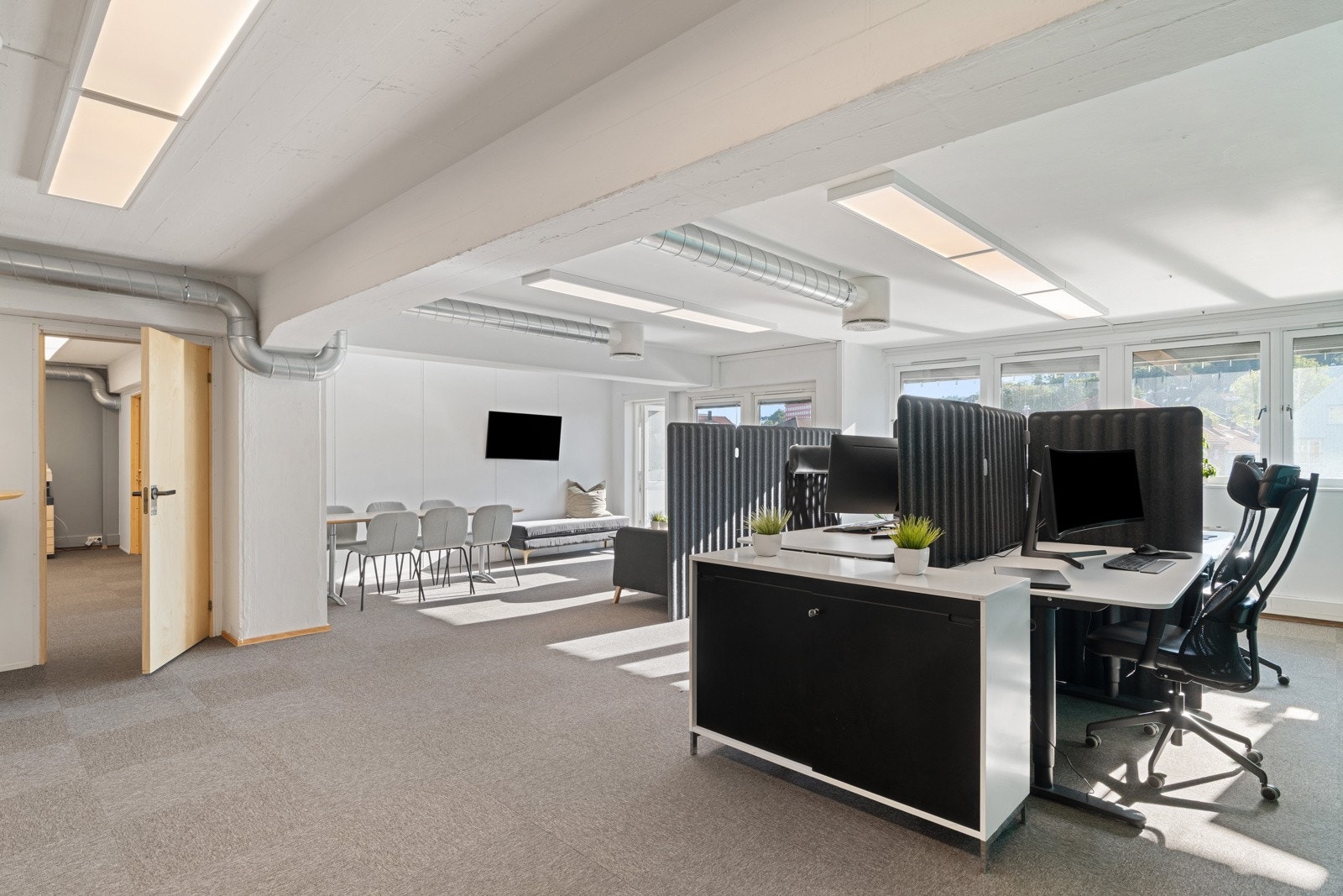 Åpent kontorlandskap på ca. 55 kvm. Galleribilde