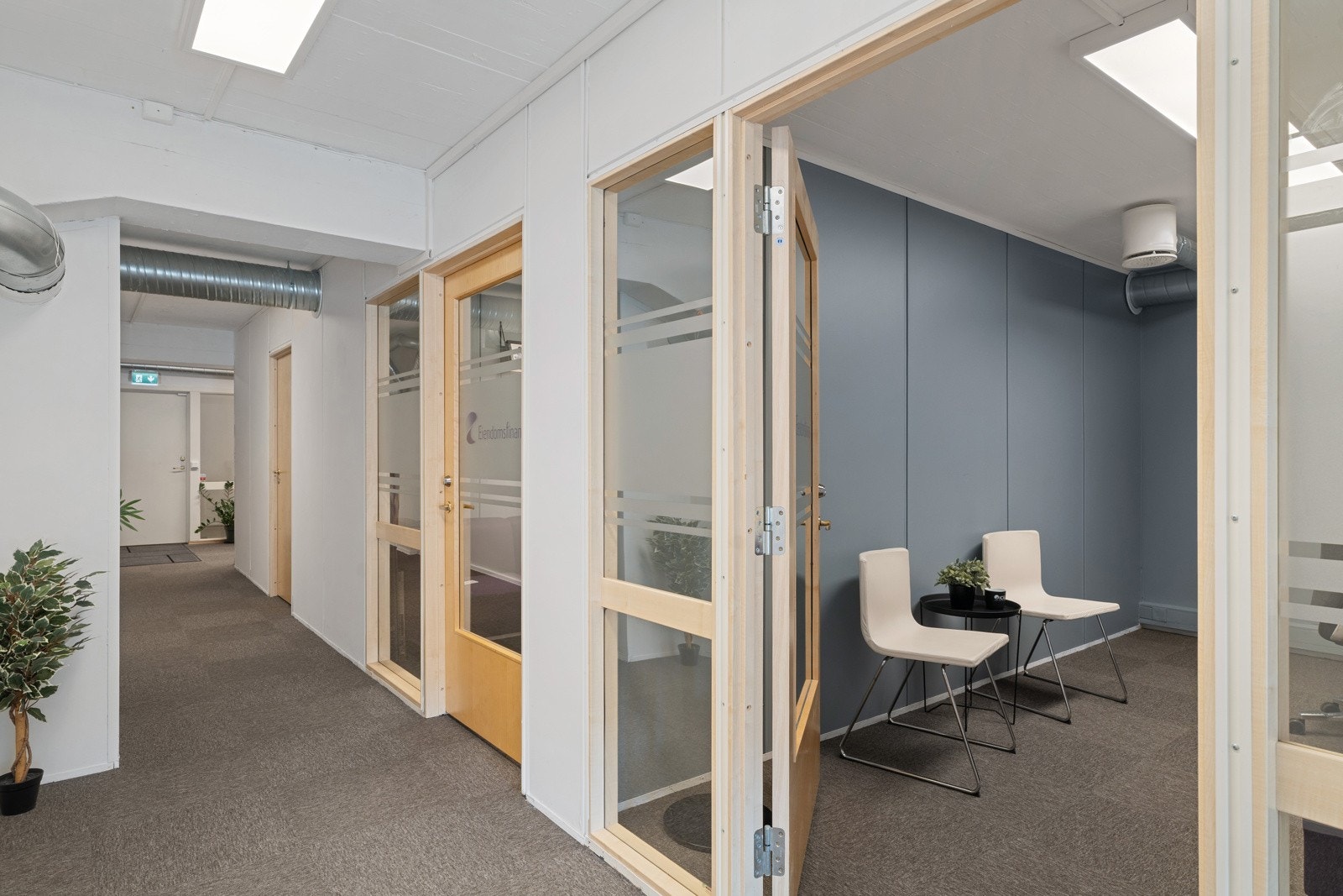 Lokalet har blant annet et møterom, syv cellekontor av varierende størrelse, samt et åpent kontorlandskap. Galleribilde