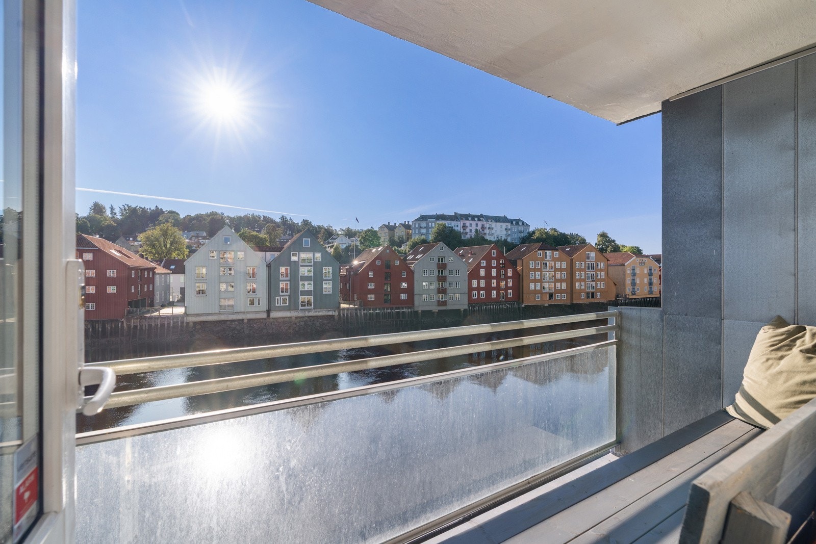 Balkongen er i støpt konstruksjon med rekkverk i glass. Galleribilde