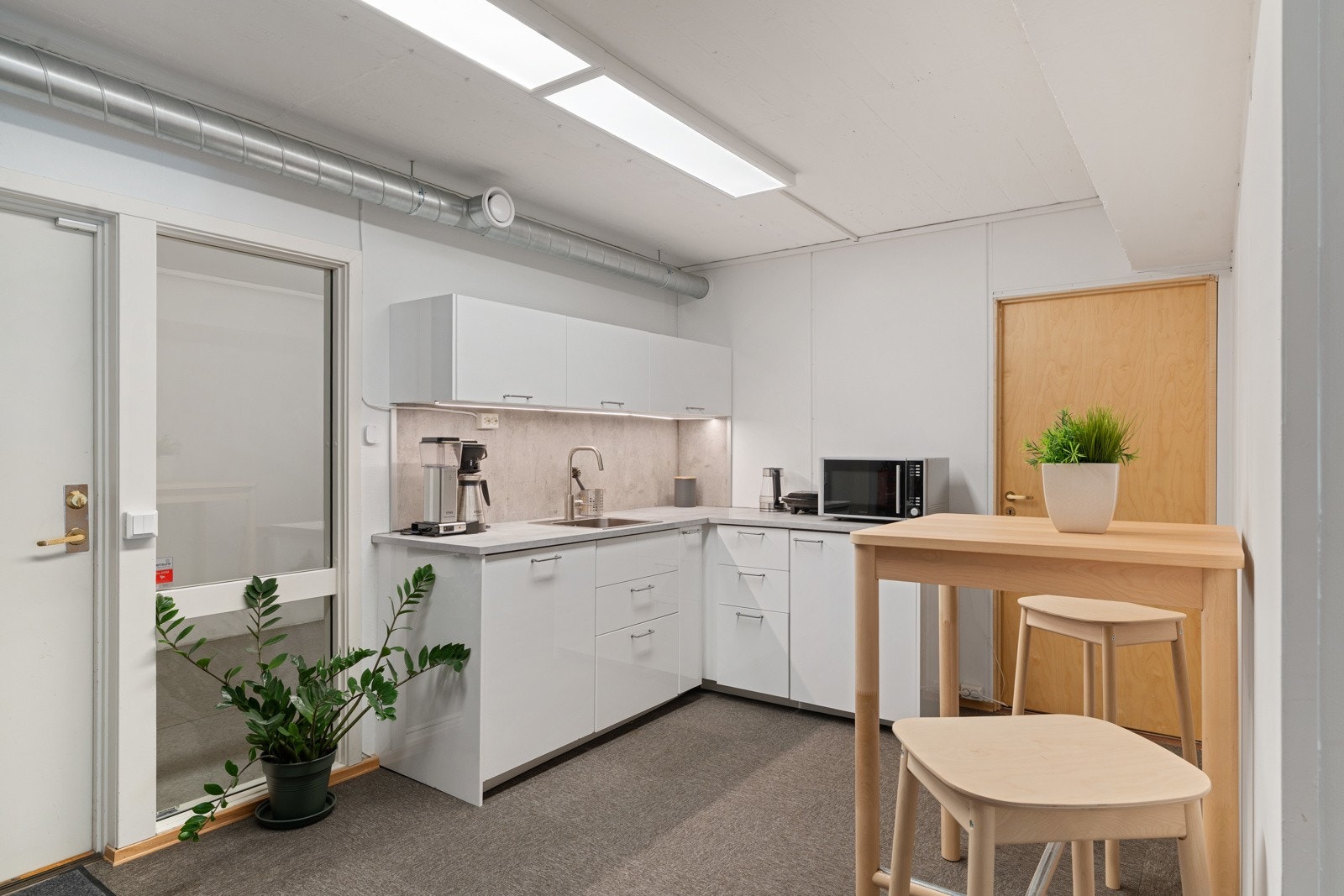 Innvendig er vegger oppført i moduler som er malt, og gulvet har teppefliser. Galleribilde