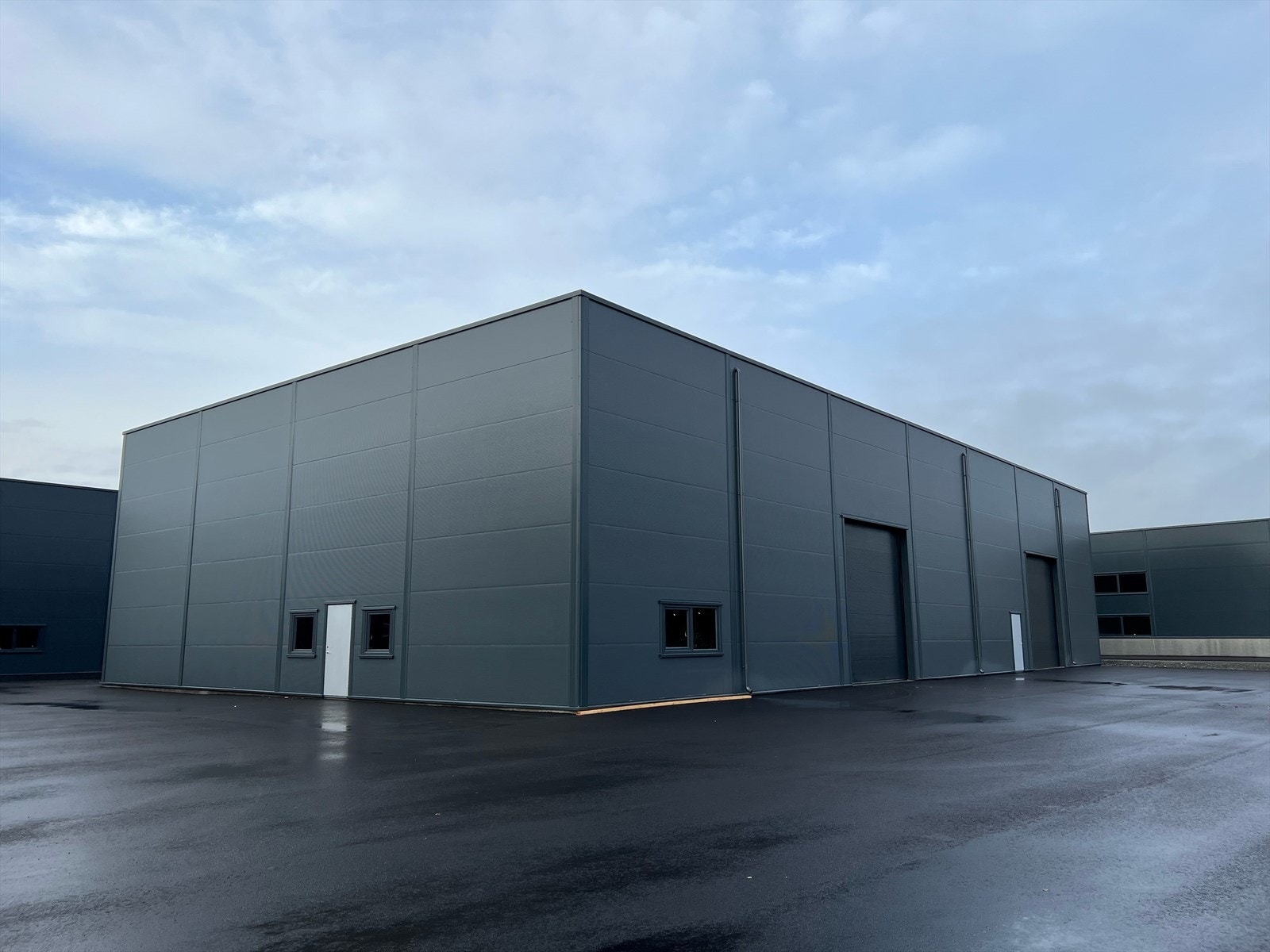 Innvendig gulv er stålglattet og støvbundet. Utvendige vegger i sandwichelementer (PIR 100). Innvendige vegger i sandwichelementer (EL 30). Isolert ståltak tekket med papp. Galleribilde