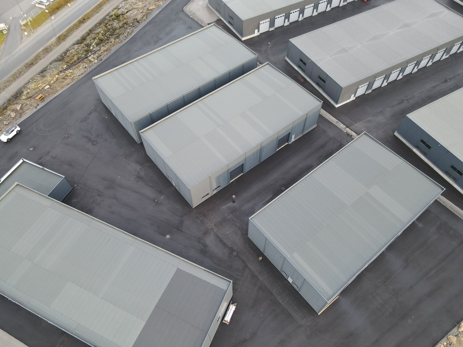 Adkomst via kjøreporten. Porten er 4,8m x 4,8m. Galleribilde