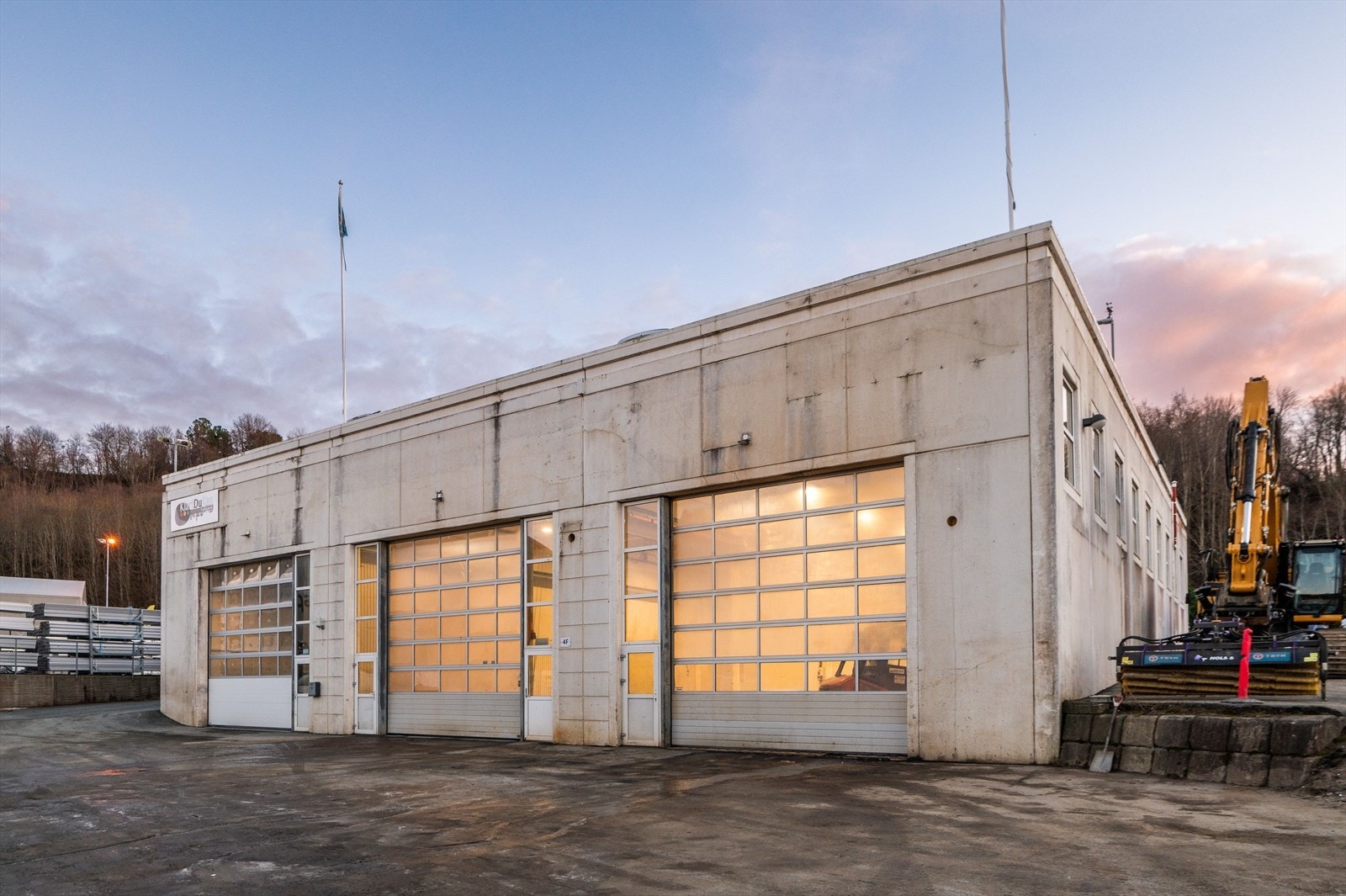 Fasade med 2 kjøreporter. Galleribilde