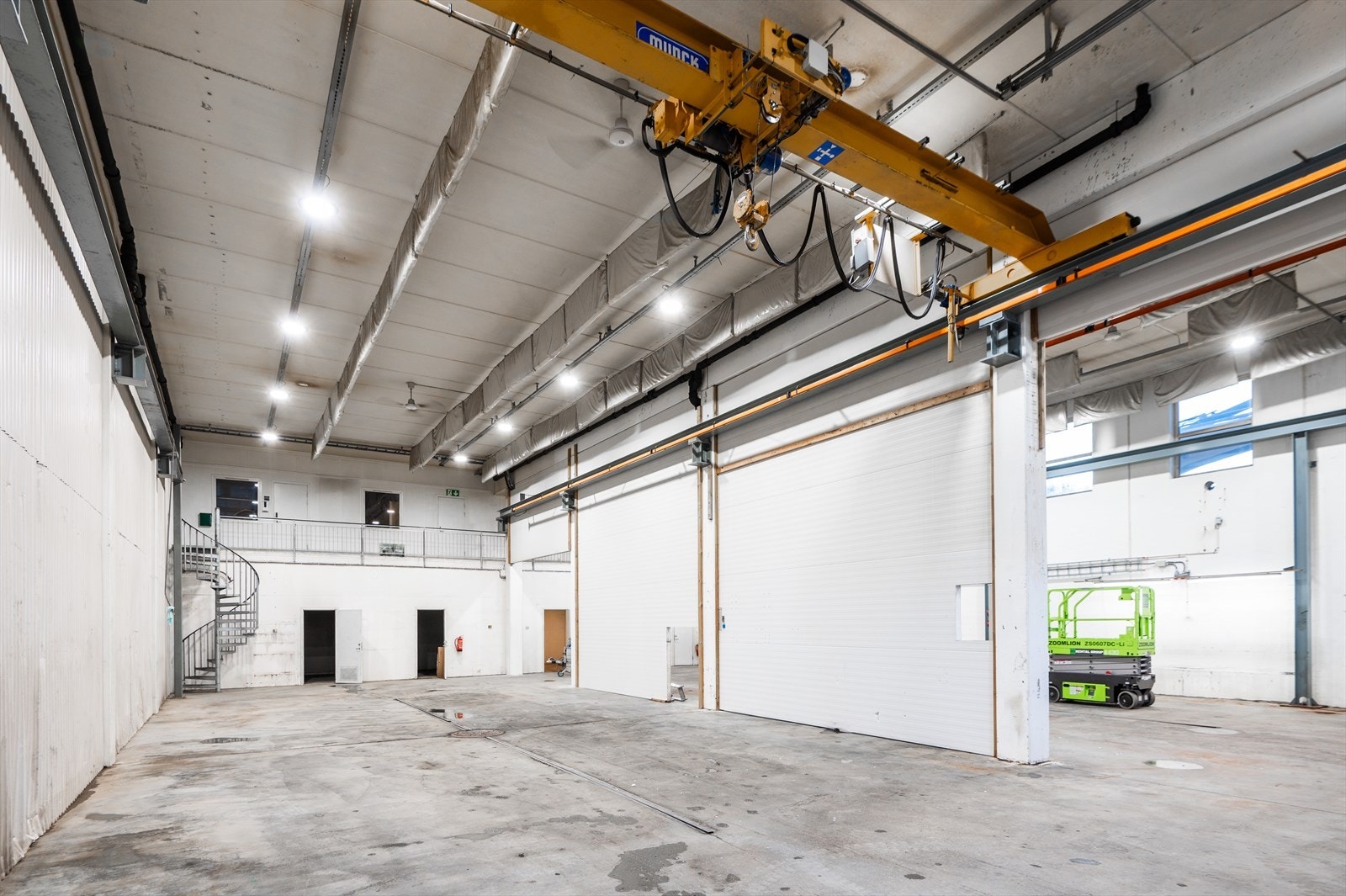 Fra kjøreport mot kontor på messanin. Lavtlager og garderober under messanin. Galleribilde