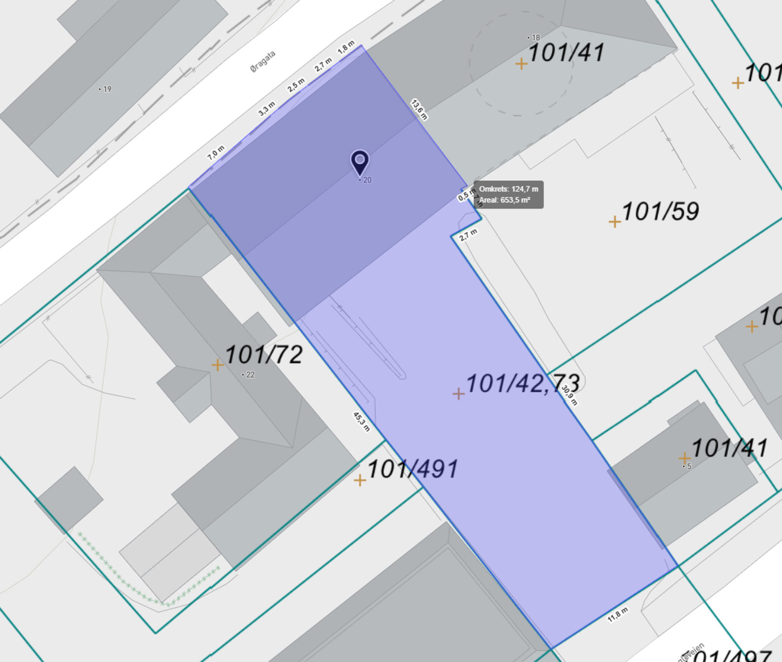 Eiendomsgrense er uviss mellom Øragata 18 og 20. Øvrige skiller er oppgitt å være av nøyaktighet. Galleribilde