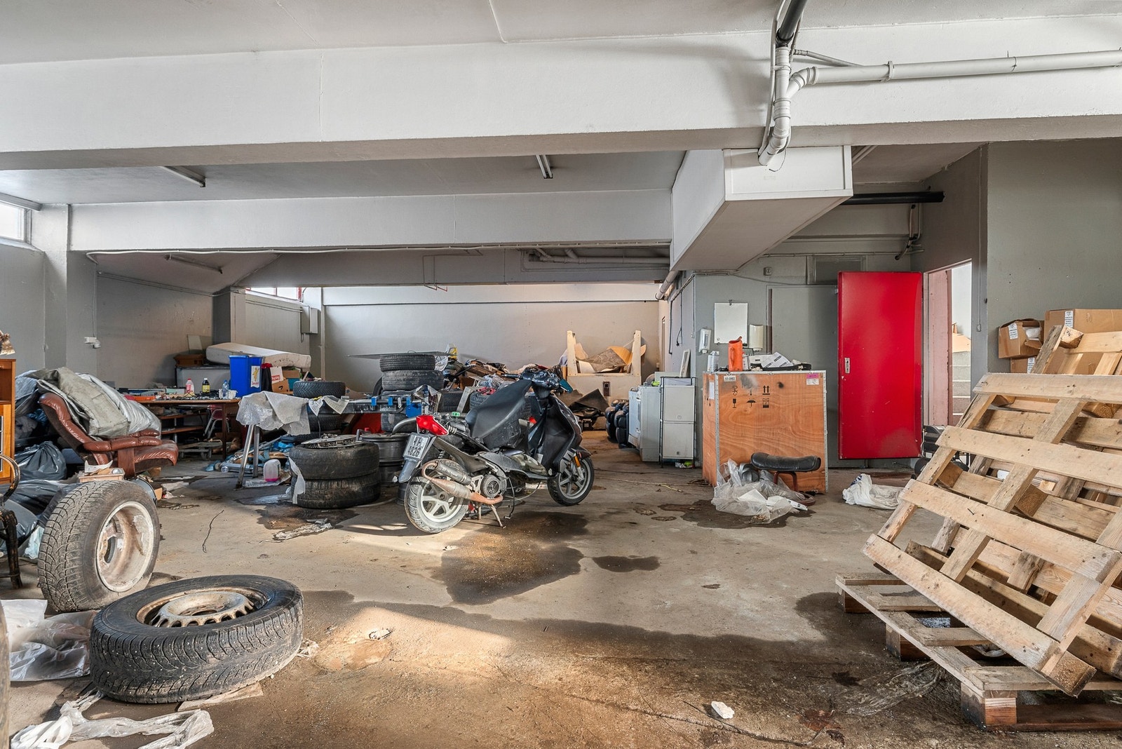 Fra parkeringskjeller. Nedkjøring via rampe og kjøreport. Galleribilde