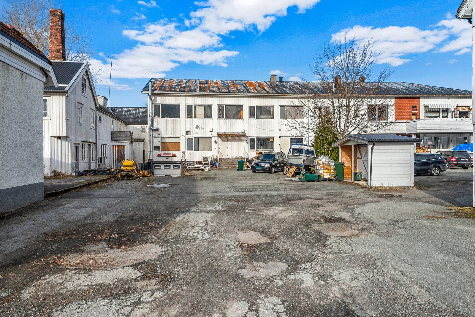 Oppstillingsplass i bakgård på eiet tomt. Galleribilde