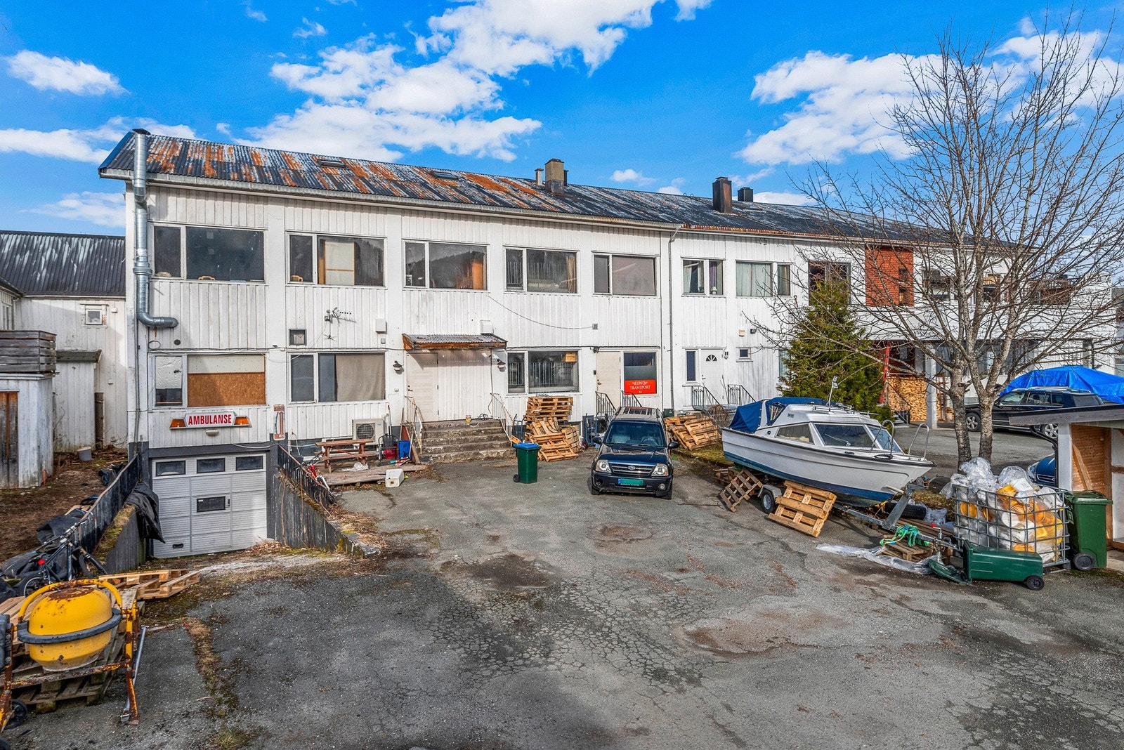 Nedkjøring til parkeringskjeller. Biinngang fra bakgården. Galleribilde