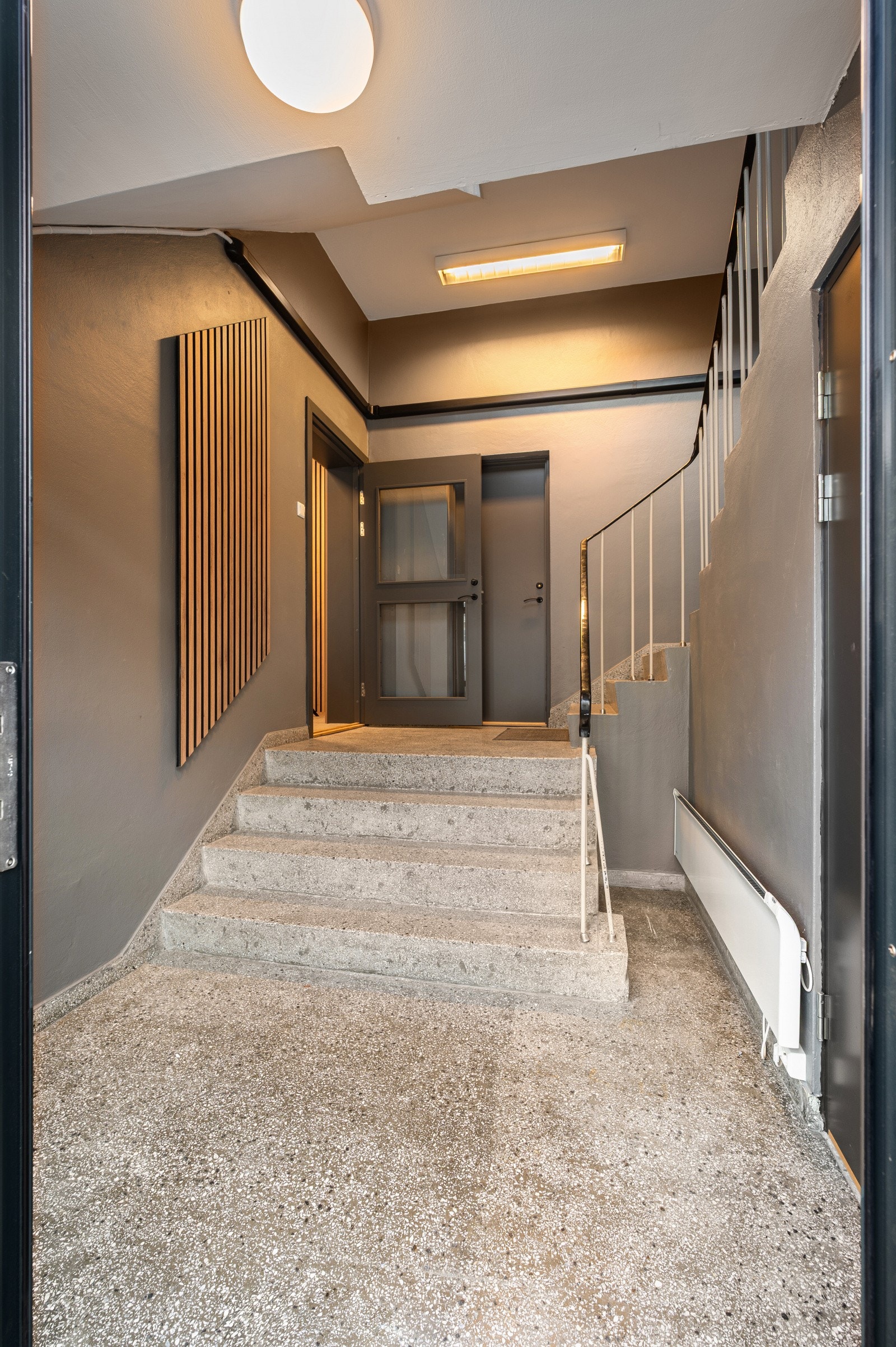 Felles trapperom i bygget. Lokalet opp liten trapp og til venstre Galleribilde