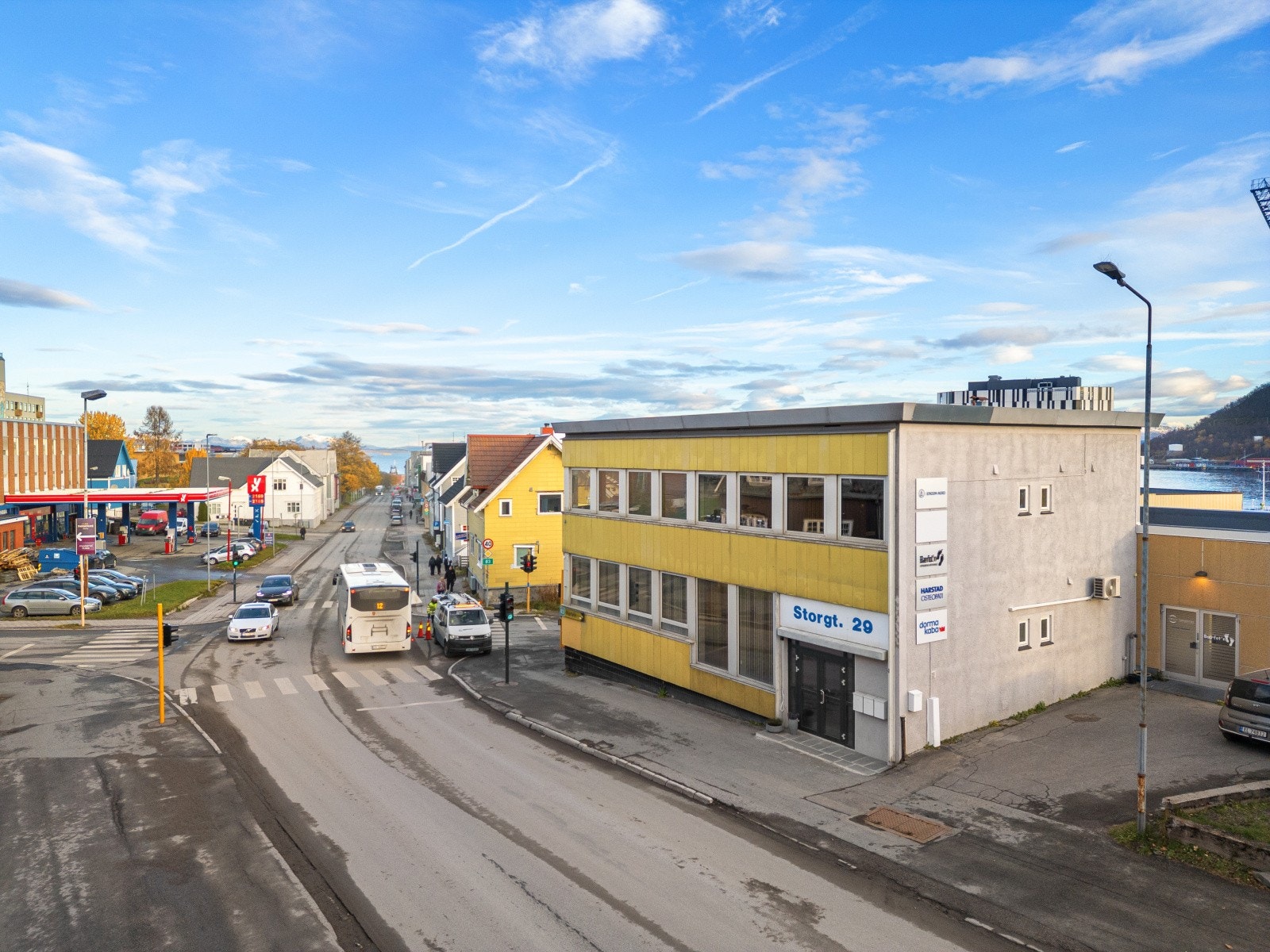 Sentral og synlig beliggenhet rett ved hovedfartsåren inn i Harstad sentrum Galleribilde