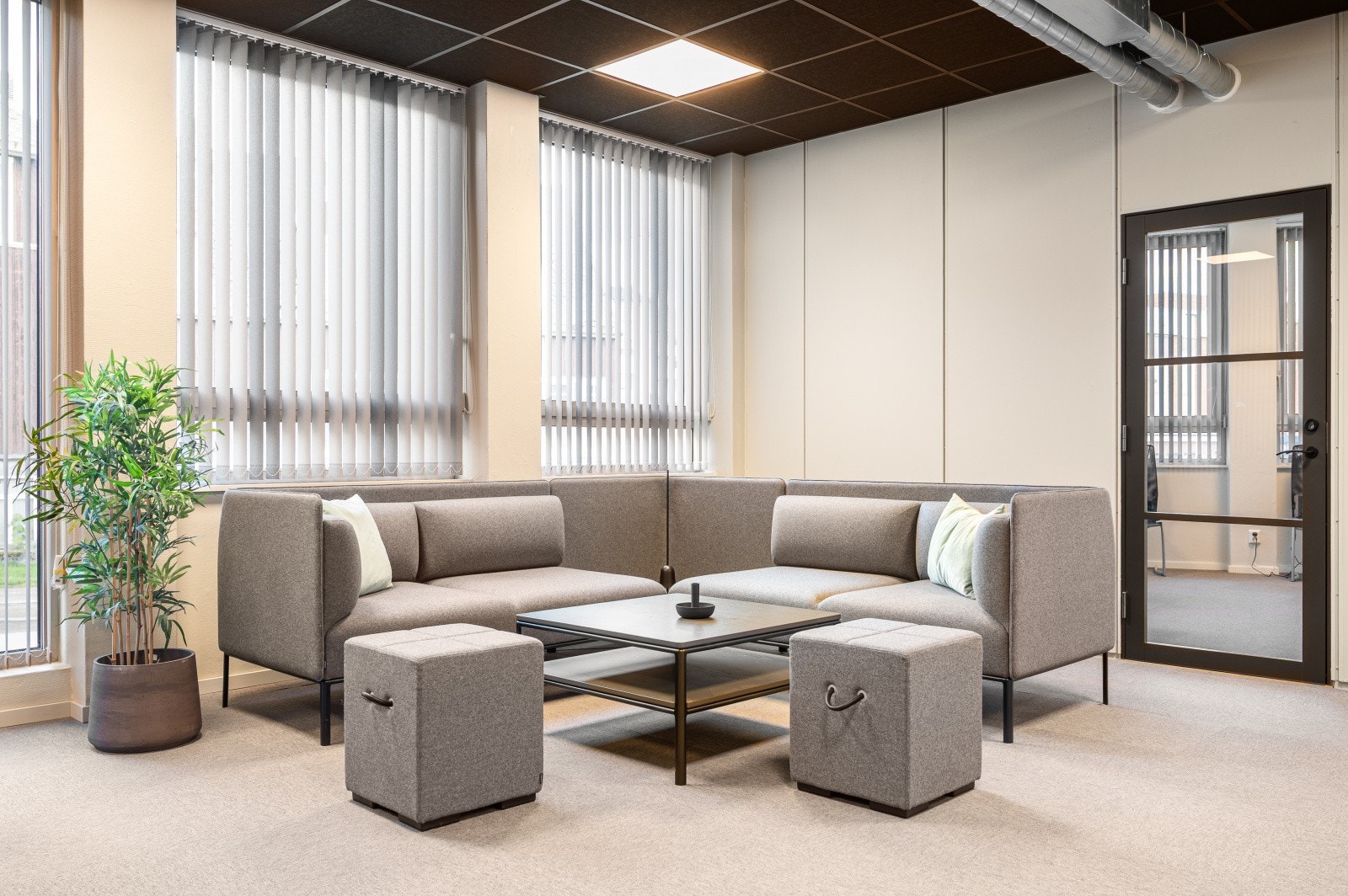 Lokalet er stort sett ferdig møblert og klart Galleribilde