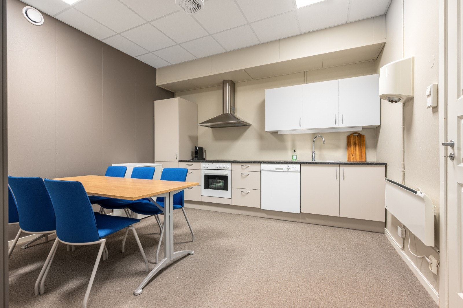 Eget kjøkken med spiseplass Galleribilde