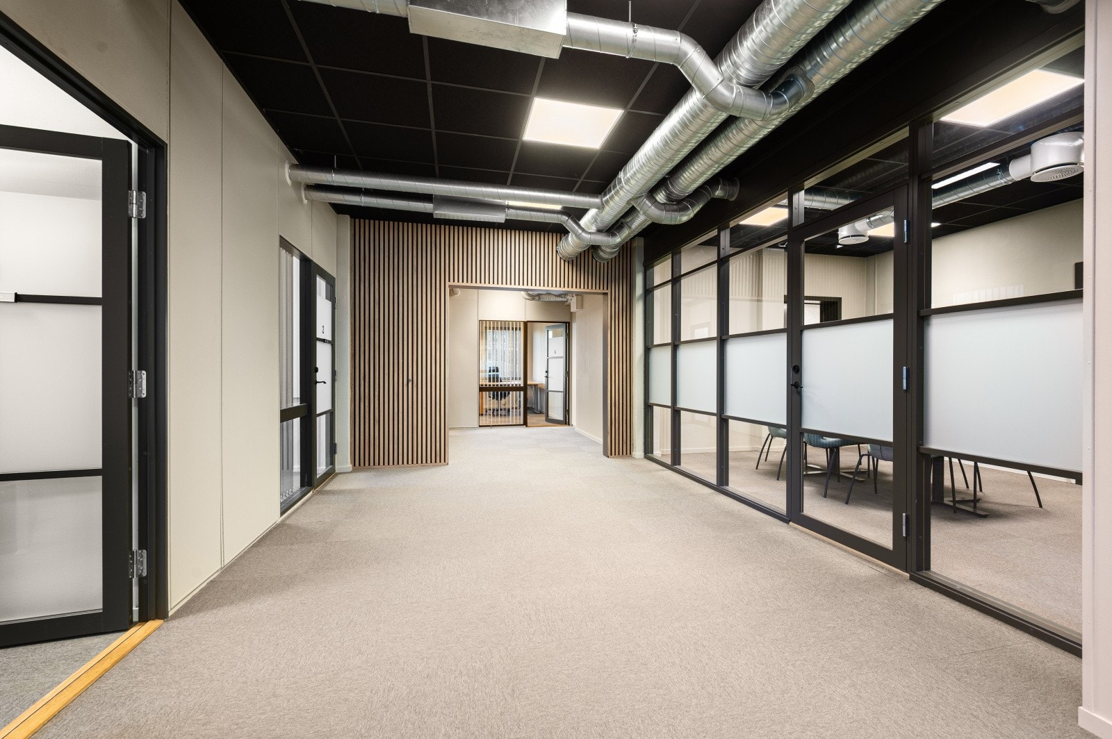 Gang mellom kontorene Galleribilde