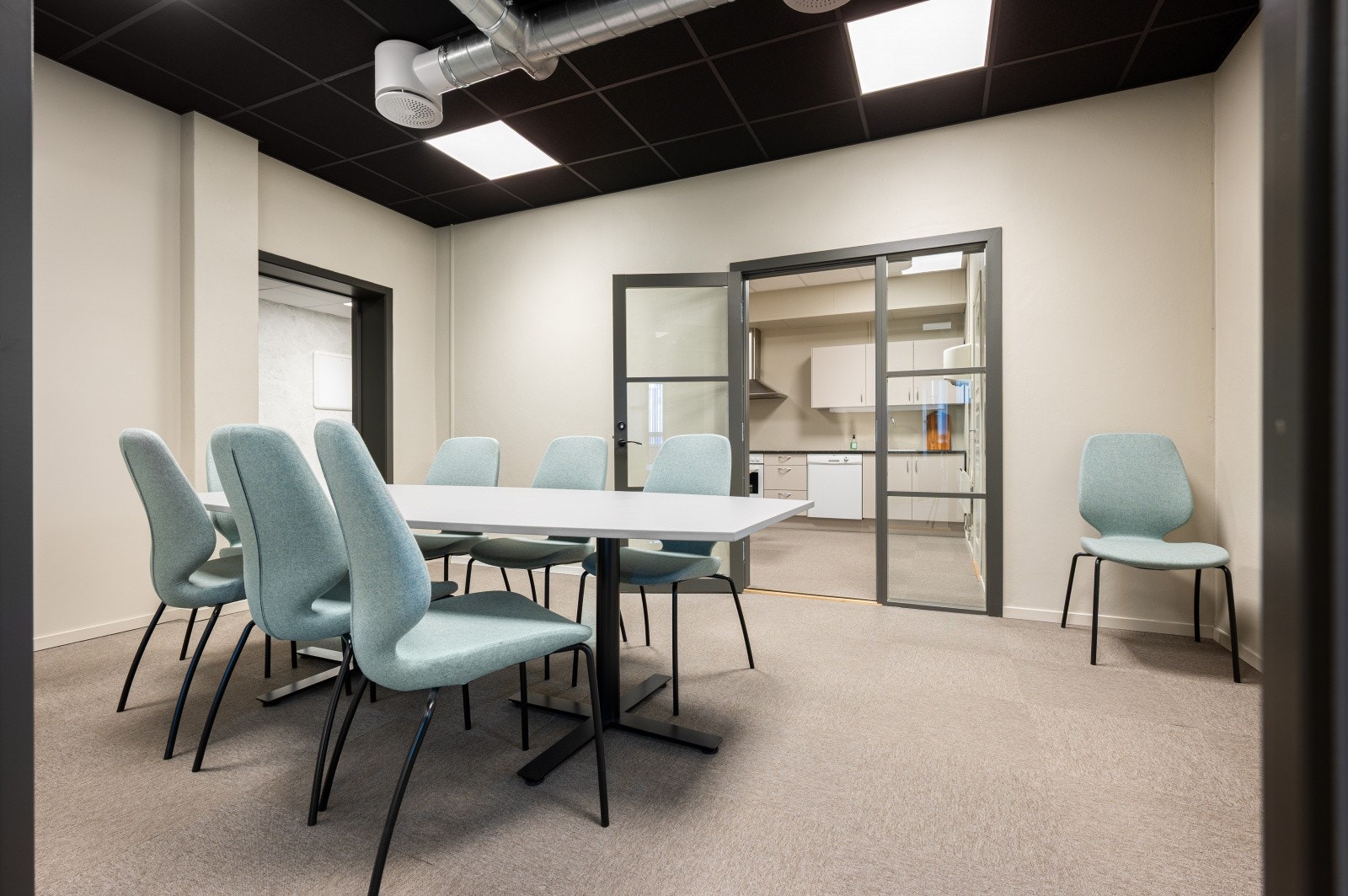 Spiserom/Møterom med kjøkken innenfor Galleribilde