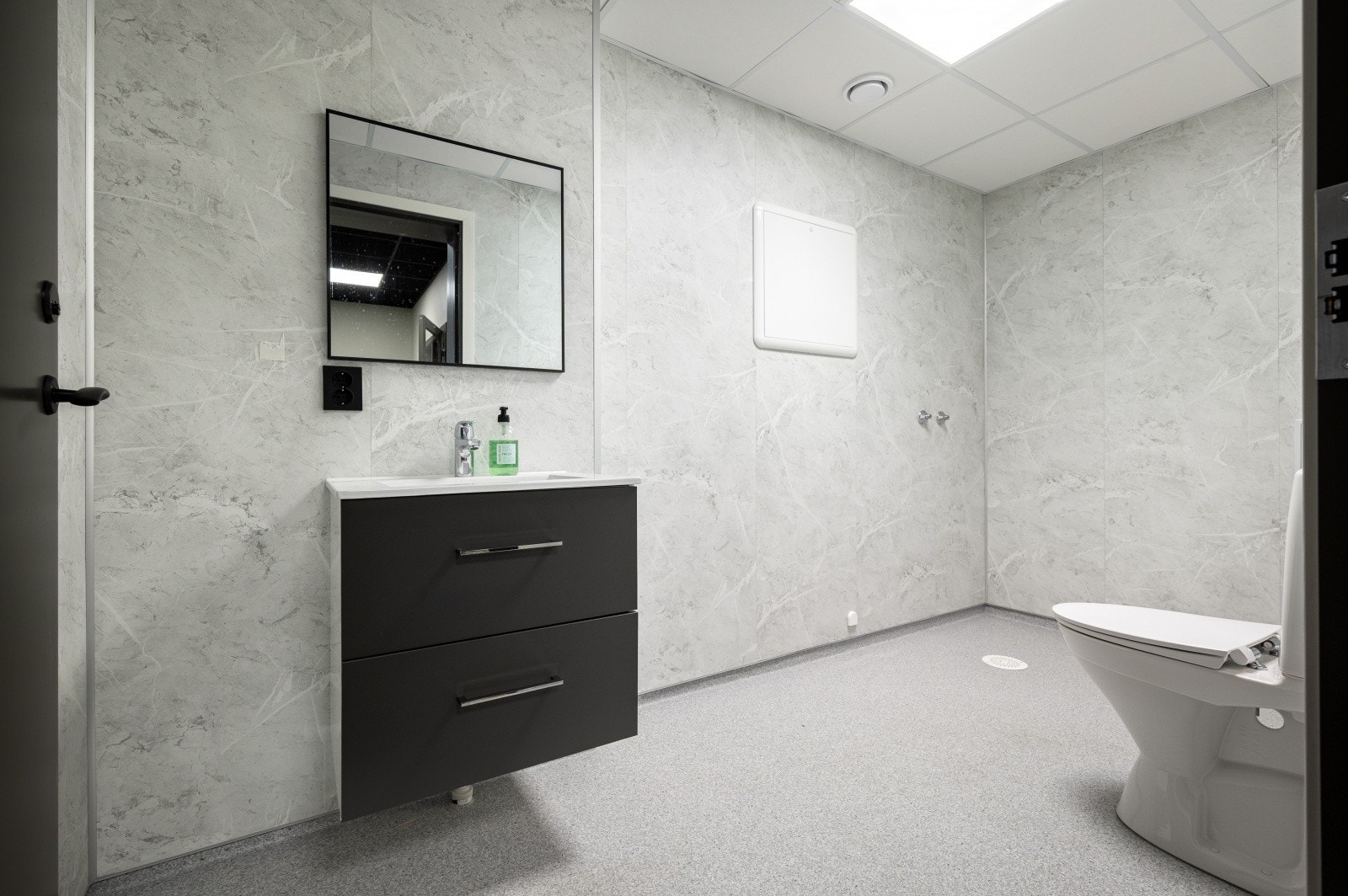 Bad med toalett og klargjort for dusj Galleribilde