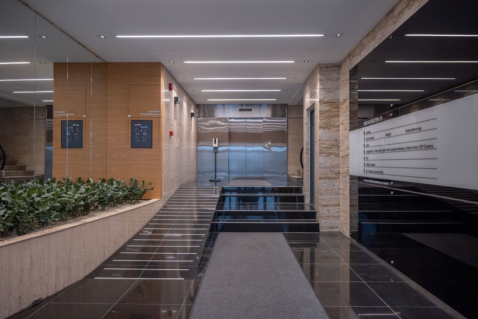 Rådhusgaten 17 - Inngangsparti Galleribilde