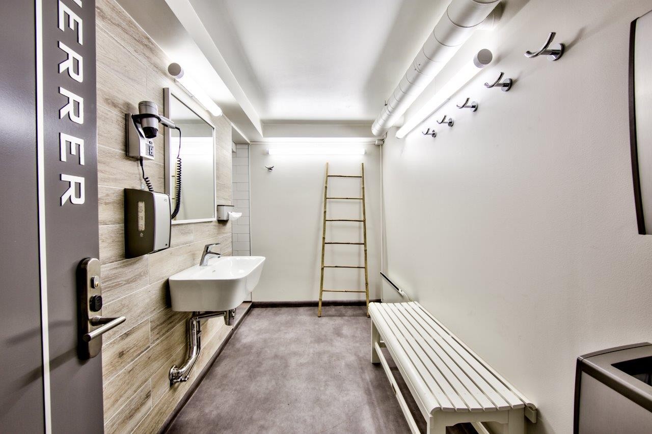 Garderober med dusj. Galleribilde