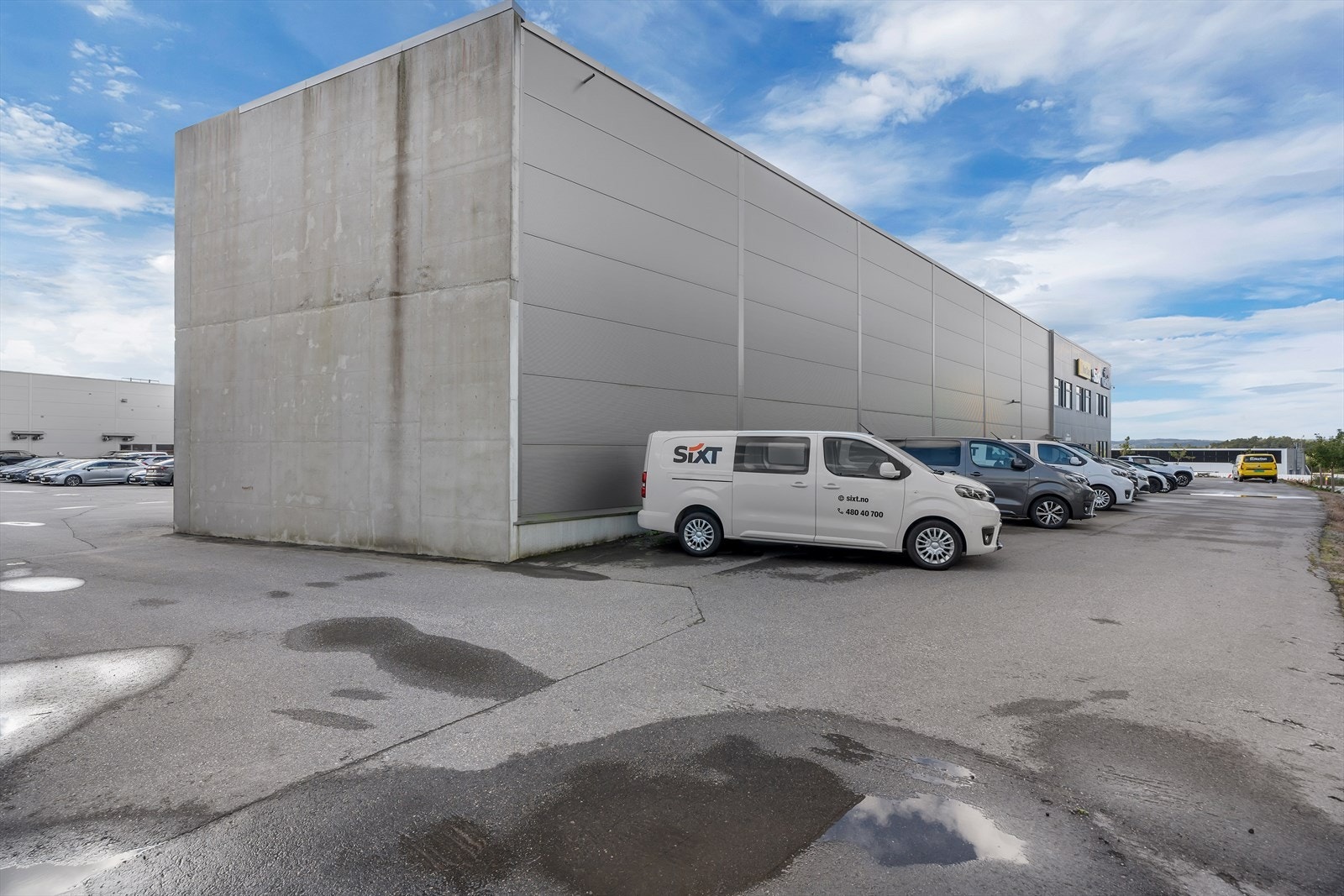 Parkering på baksiden Galleribilde