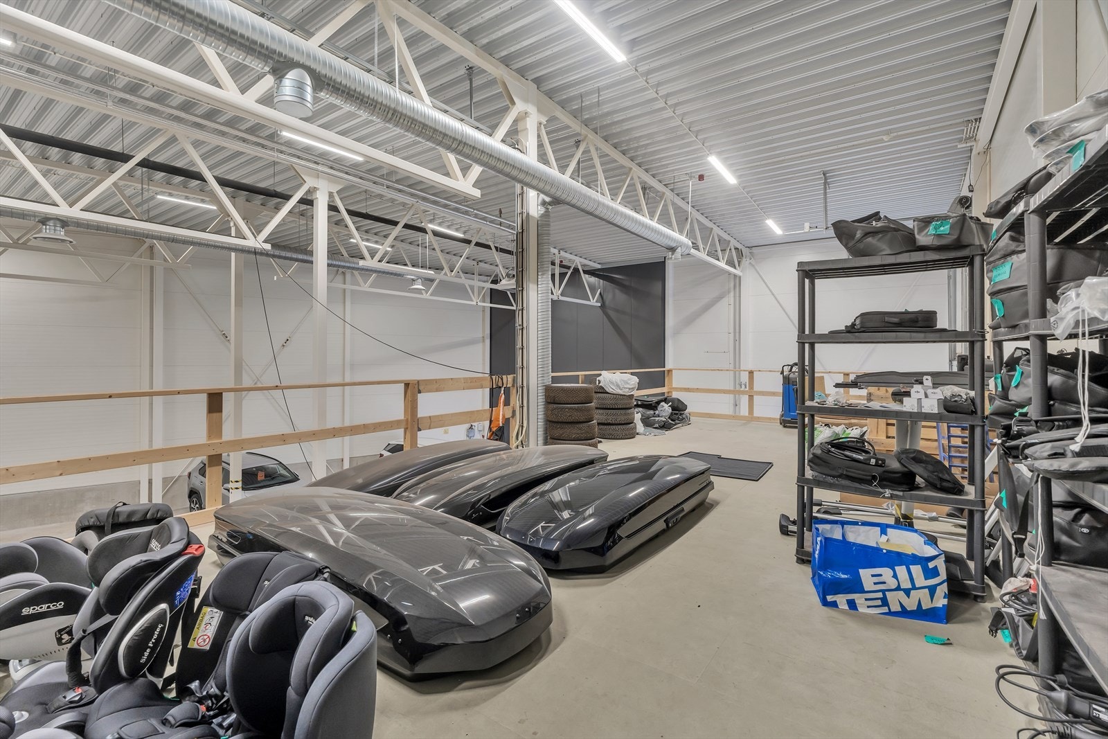 Lager på toppen av messanin Galleribilde