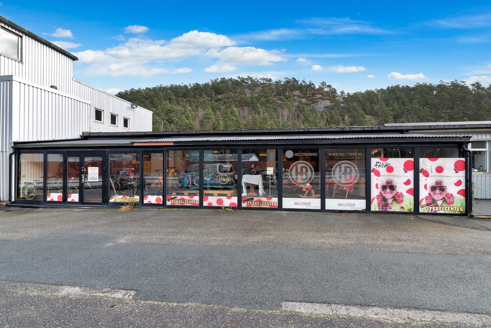 Parkering rett utenfor lokalet. Galleribilde