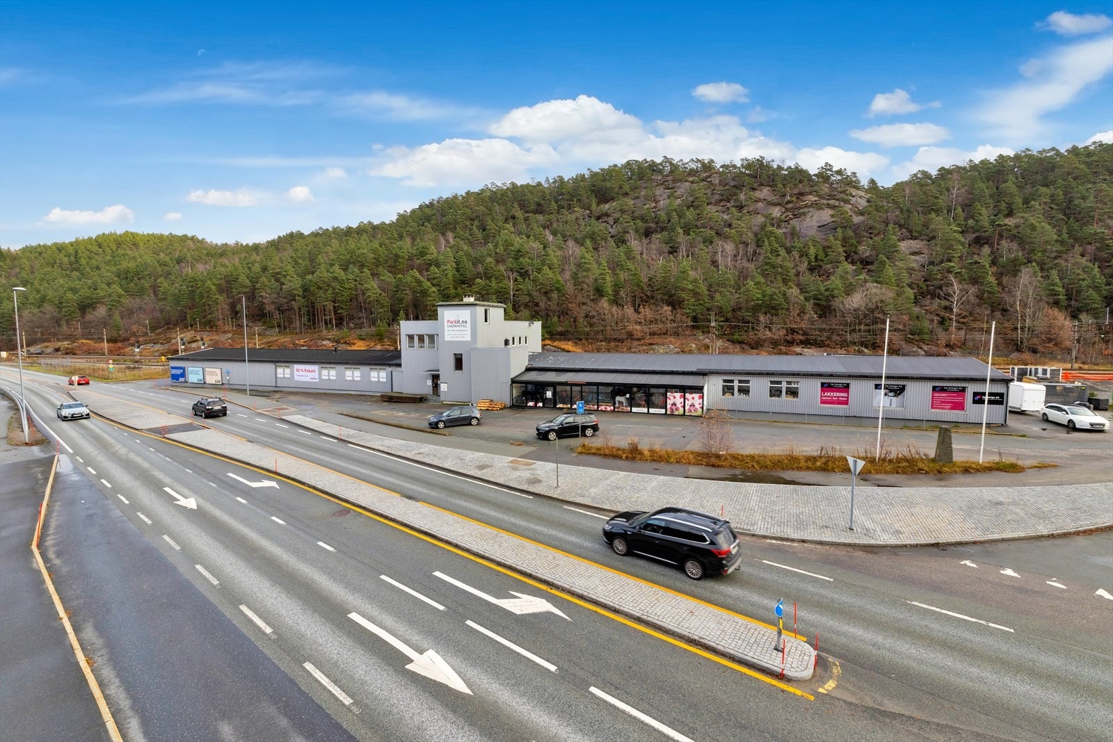 Ca. 5 min kjøring til Kristiansand sentrum. Galleribilde