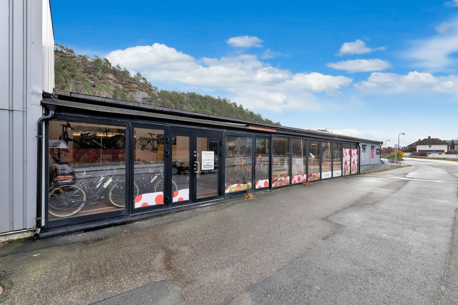 Butikklokalet er på ca. 65 m2 og lageret på ca. 285 m2. Galleribilde