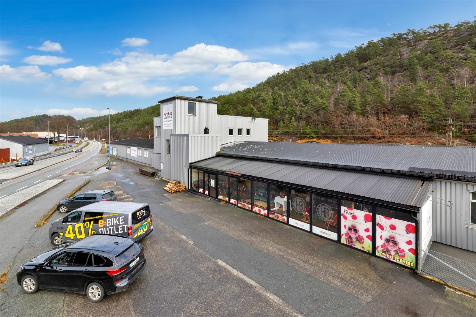 Eiendomsmegler Norge Næring har gleden av å presentere for salg et romslig lagerlokale med butikk. Galleribilde