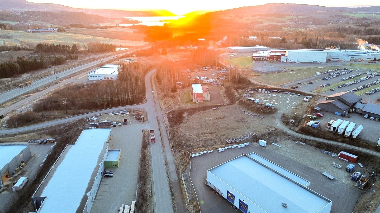 Bildet er tatt i retning nord-sør. E6 synes til venstre i bildet. Tomtene er midt i bildet. Nortura ligger til høyre i bildet. Galleribilde