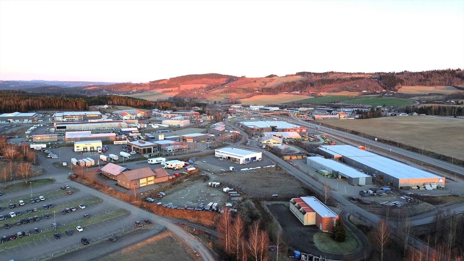 Næringsområdet på Rudshøgda. Tomtene synes midt i bildet. E6 går til høyre i bildet. Galleribilde