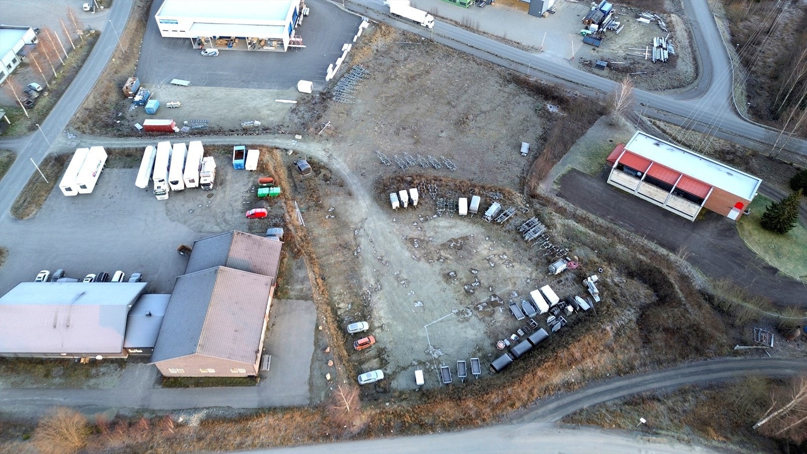 Tomtene sett rett ovenfra. Egen adkomstveg til tomtene synes til venstre i bildet. Trafokiosk mellom tomtene Galleribilde