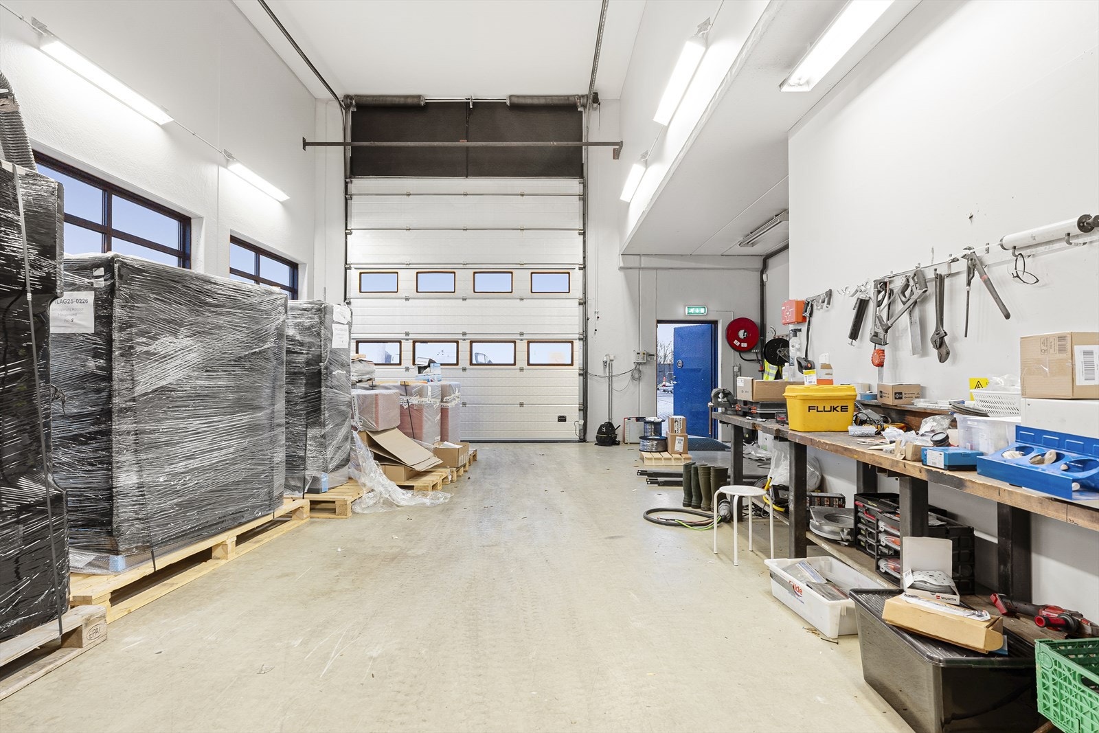 Lager/verksted med stor port Galleribilde