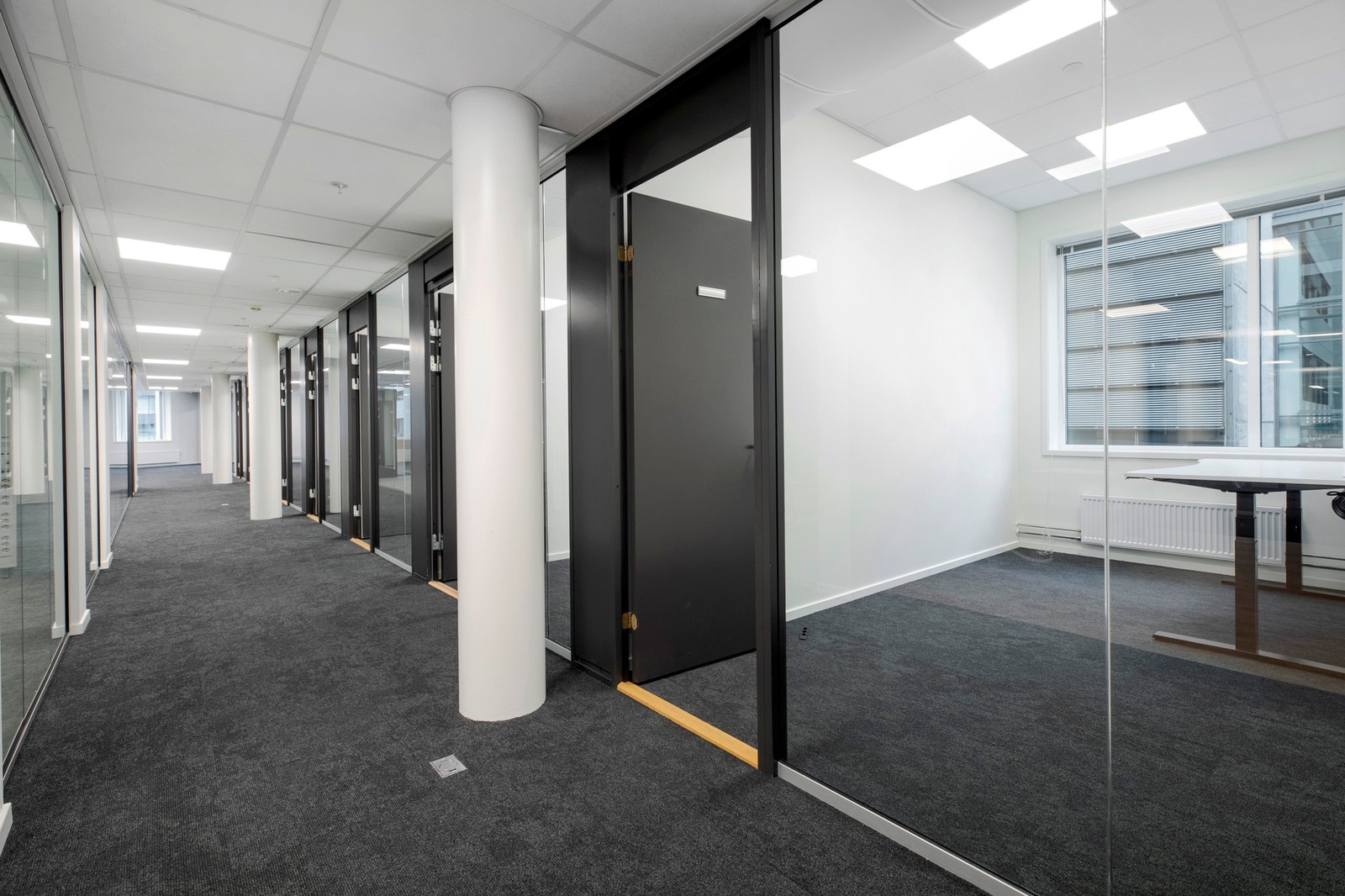 Lokalet er i dag inndelt i celle-kontor, tre møterom. Galleribilde