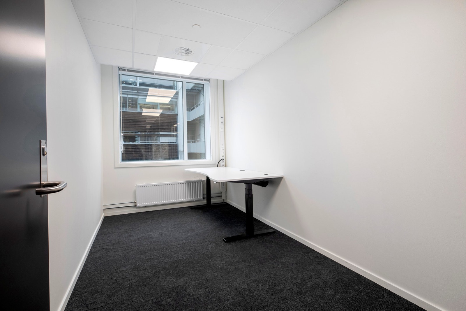 Lokalet er i dag inndelt i celle-kontor, tre møterom. Galleribilde