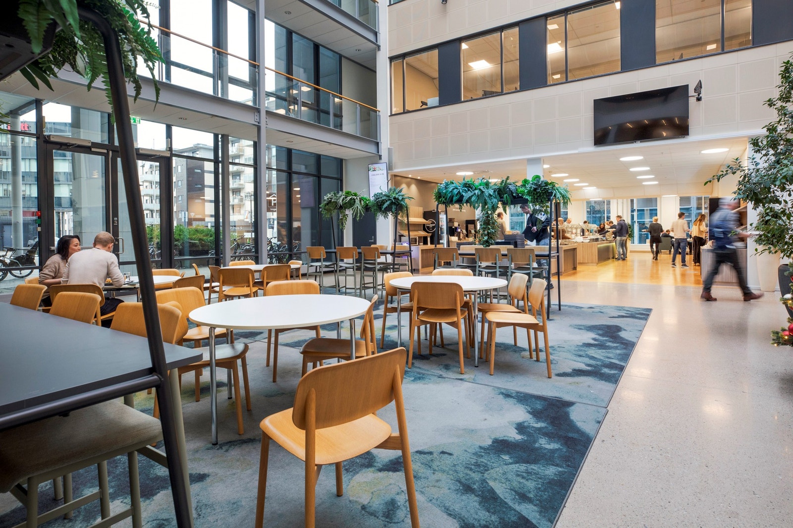 Hyggelig atrium med sosiale soner. Galleribilde