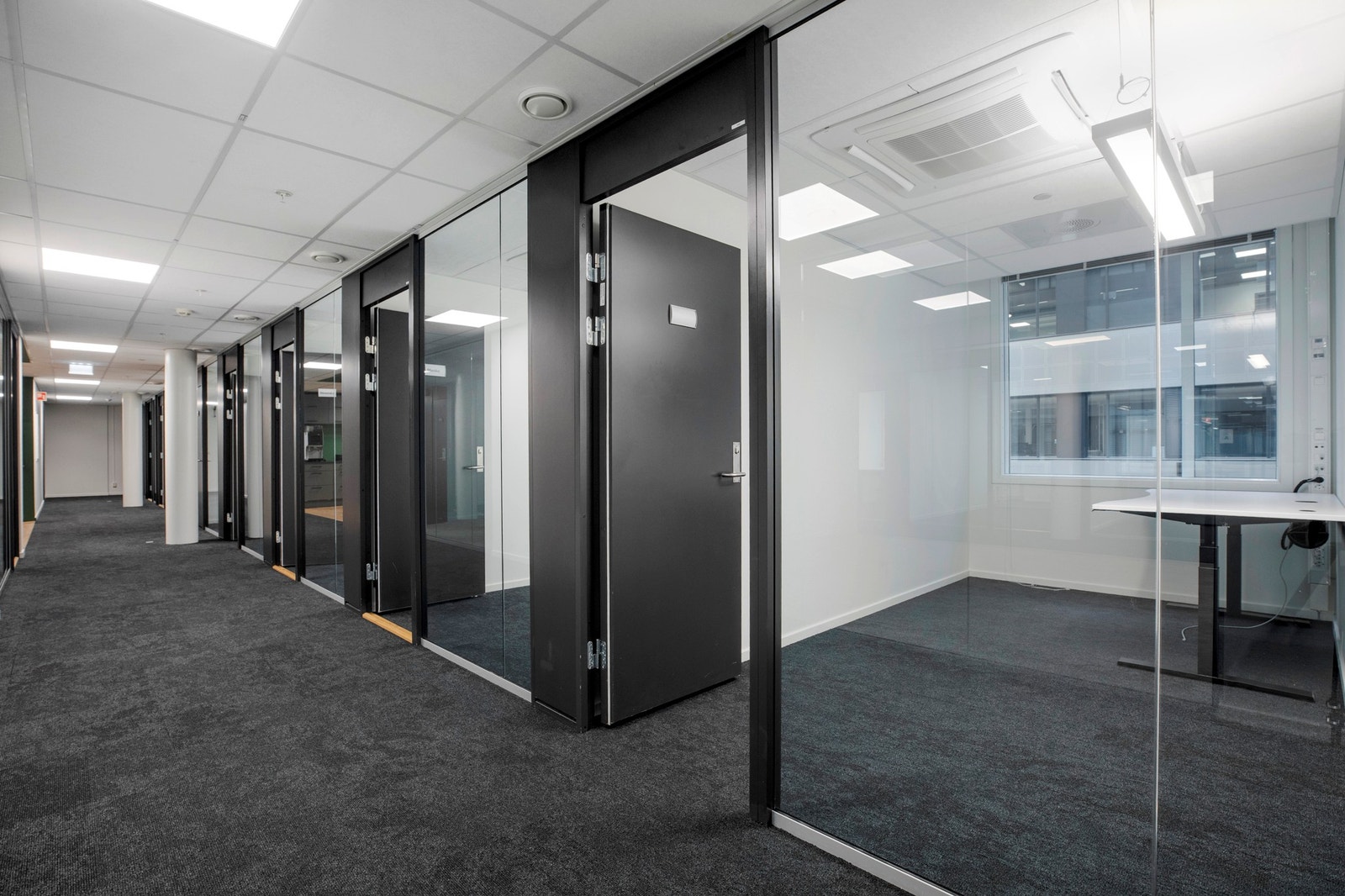 Lokalet er i dag inndelt i celle-kontor, tre møterom. Galleribilde