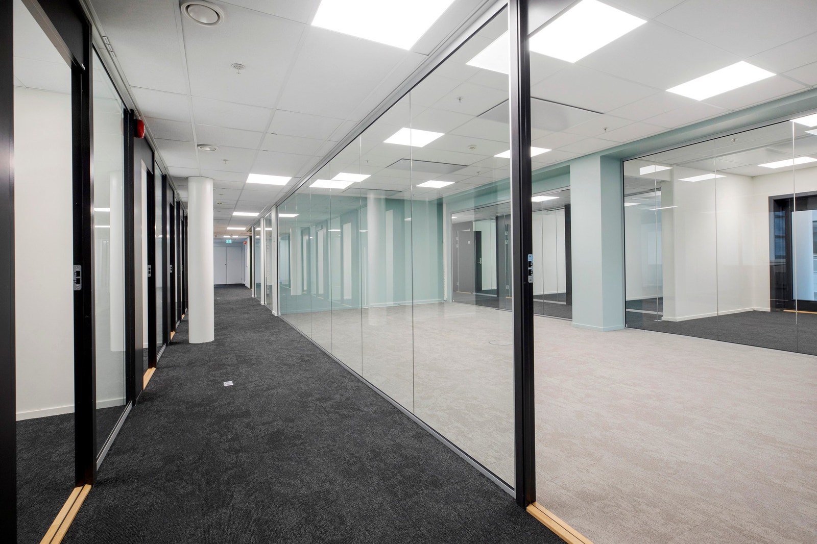 Lokalet er i dag inndelt i celle-kontor, tre møterom. Galleribilde