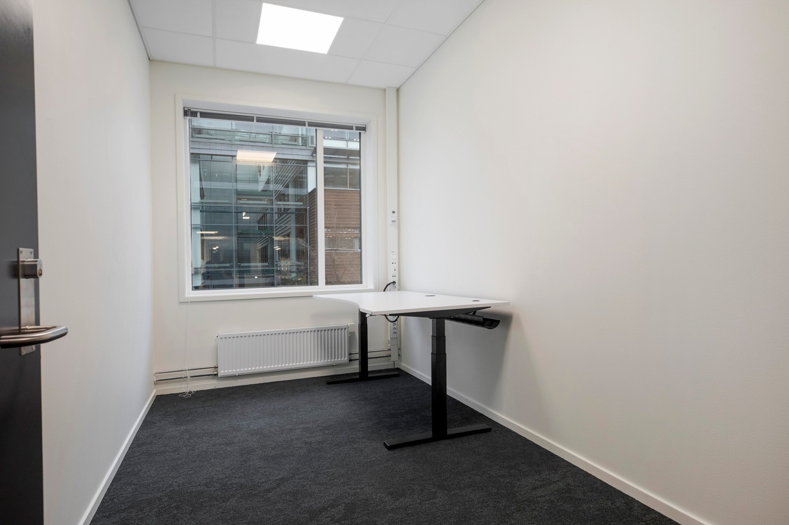 Lokalet er i dag inndelt i celle-kontor, tre møterom. Galleribilde