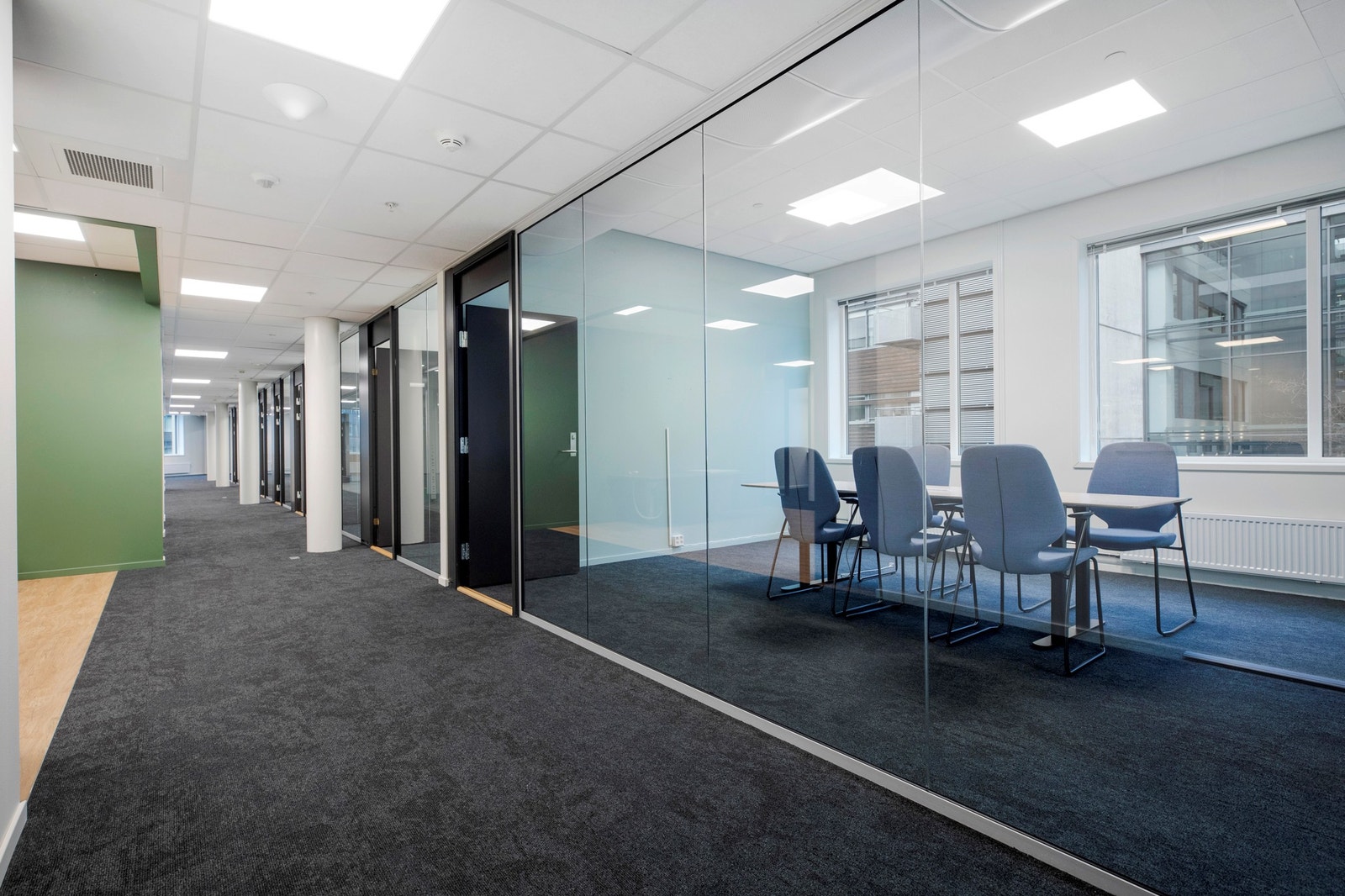 Lokalet er i dag inndelt i celle-kontor, tre møterom. Galleribilde