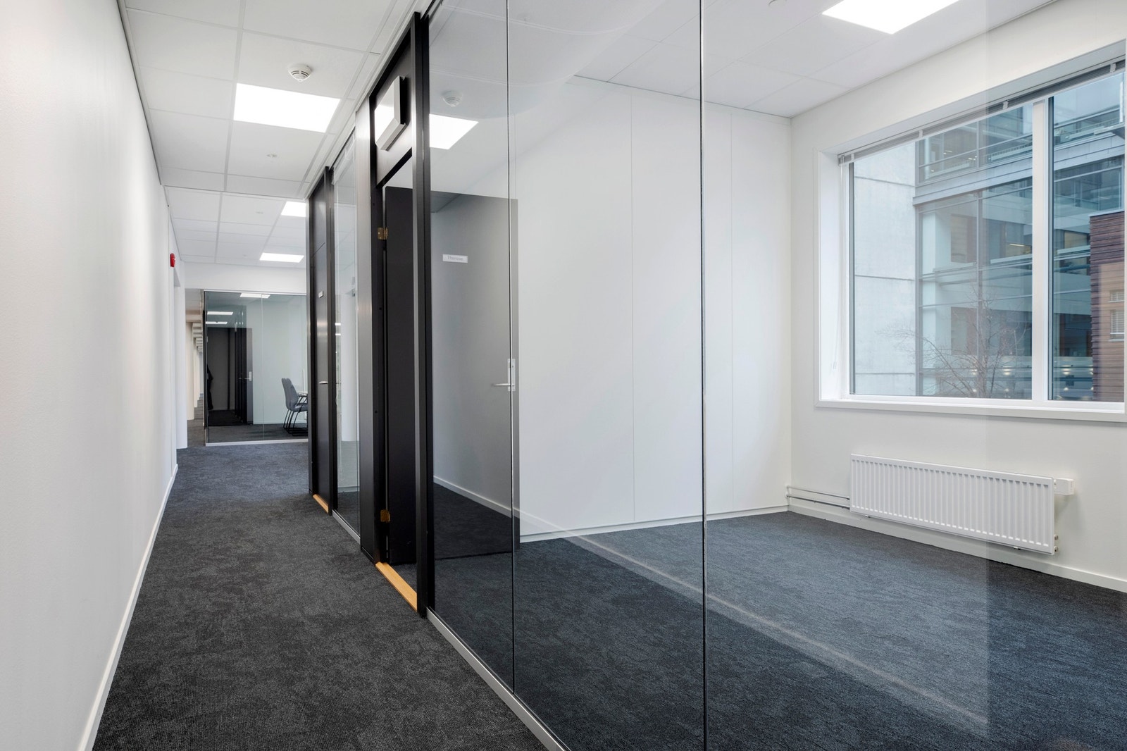 Lokalet er i dag inndelt i celle-kontor, tre møterom. Galleribilde